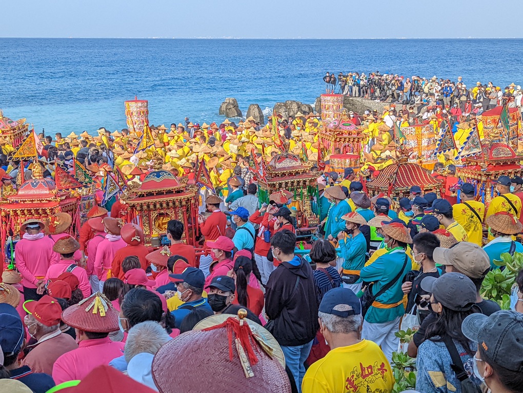 中澳沙灘上擠滿神轎與民眾，場面壯觀。