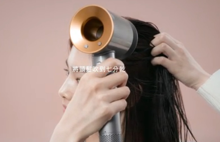 由於台日電壓不同，日本店員提醒顧客Dyson吹風機帶回台灣不能使用。（翻攝Dyson官網）