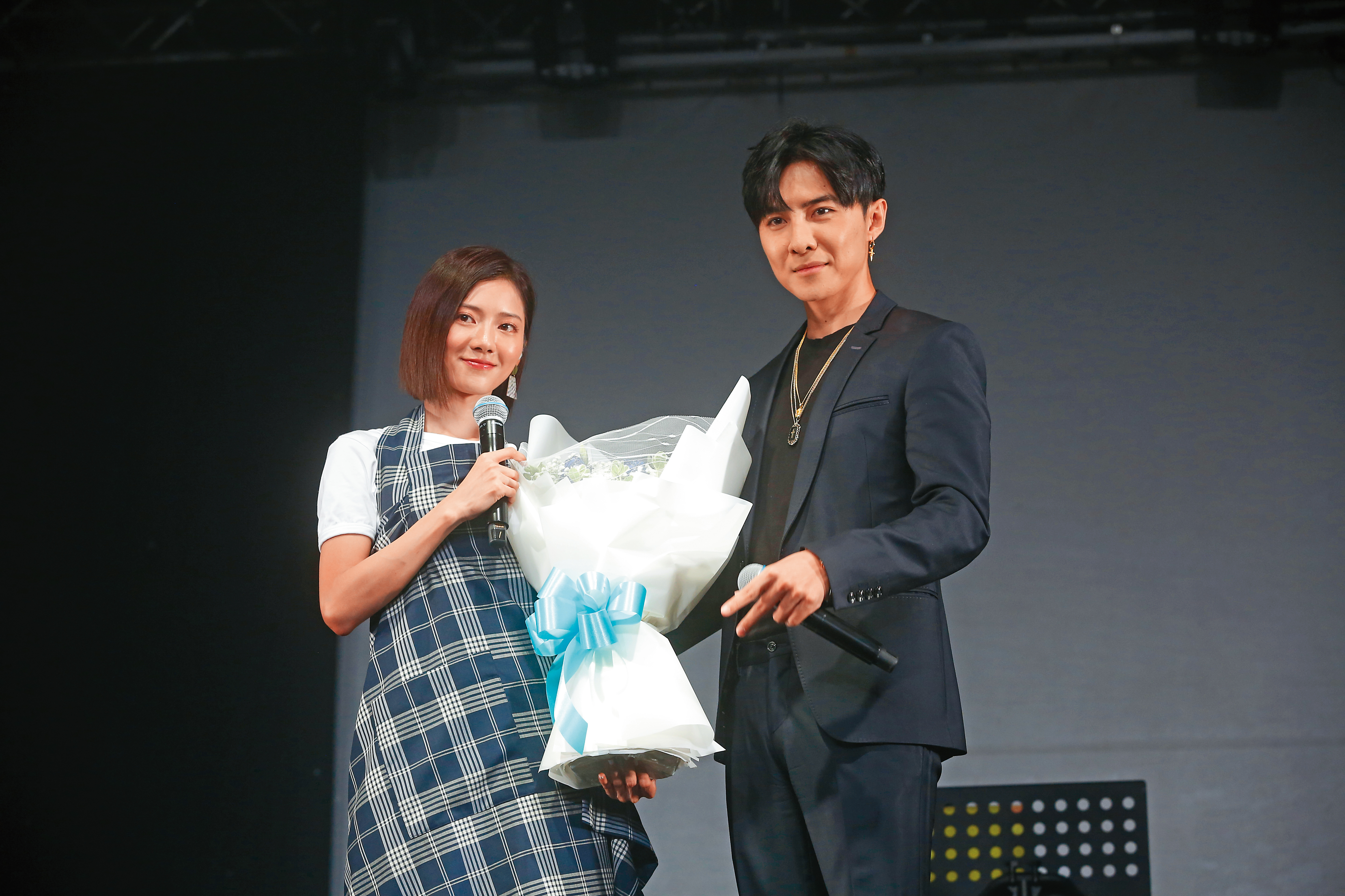 其實唐禹哲（右）曾爆紅而且還唱歌，結果到了中年卻因真人秀再創事業的另一春。左為蔡黃汝。