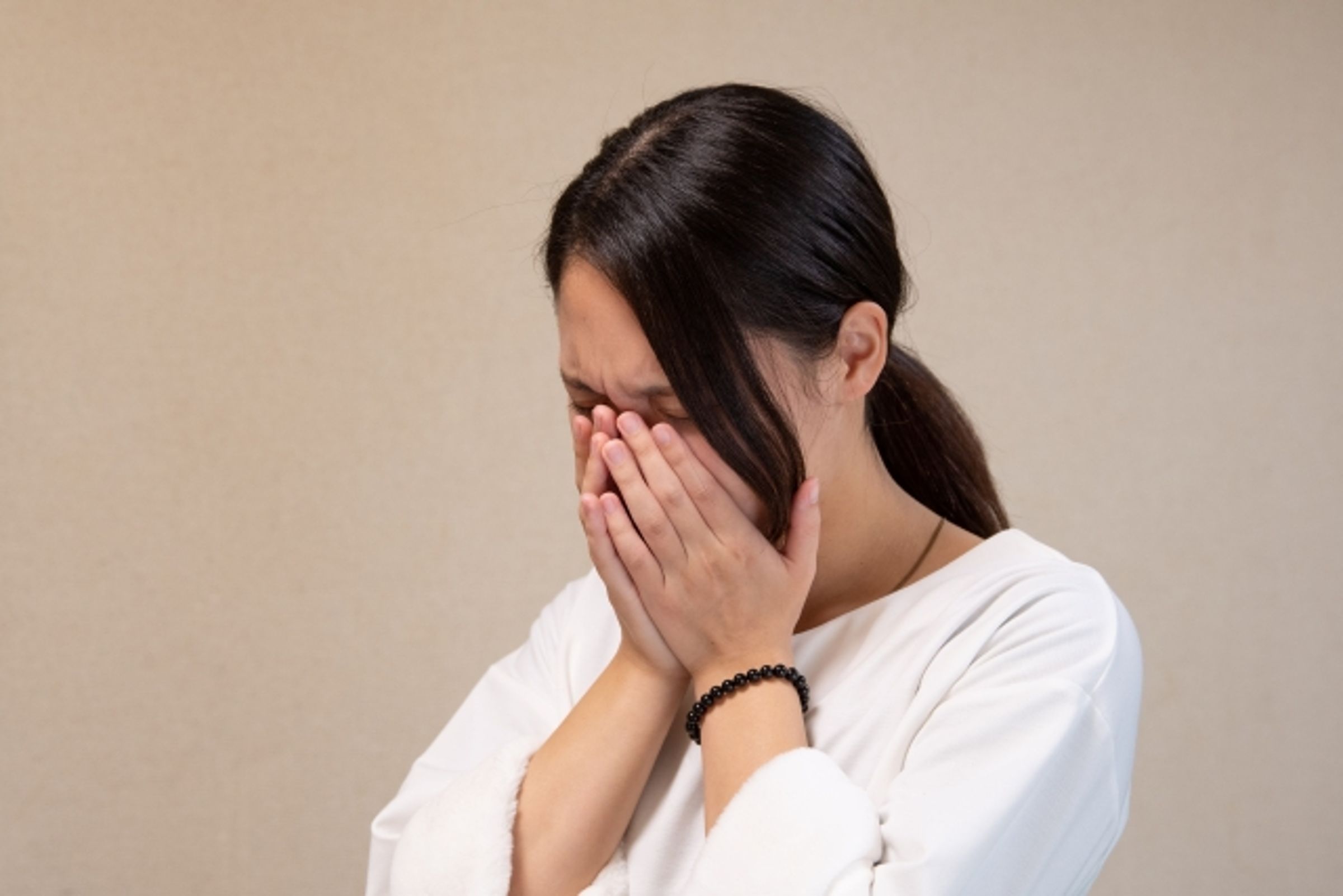 一名人妻竟然因為被公公稱讚飯煮的好吃,而被婆婆呼巴掌。(示意圖,photoAC)