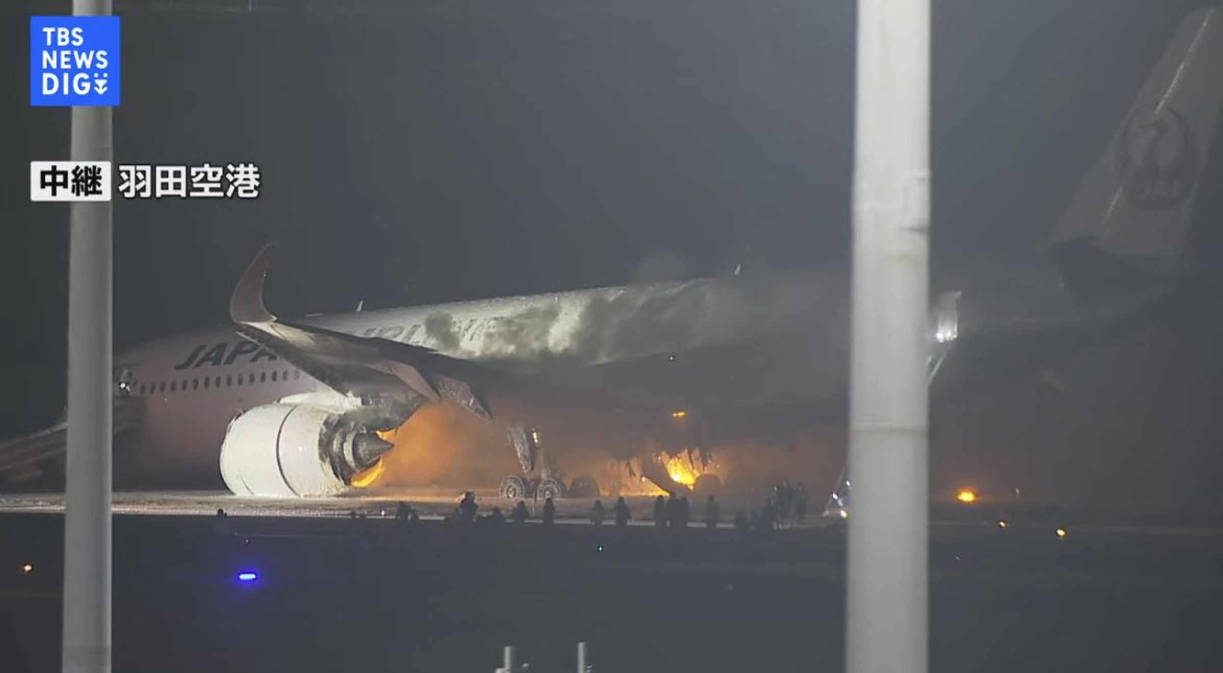 羽田機場2日一架日航飛機降落時,撞上海上保安廳所屬的定翼飛機,跑道瞬間陷入火海。(翻攝自X)