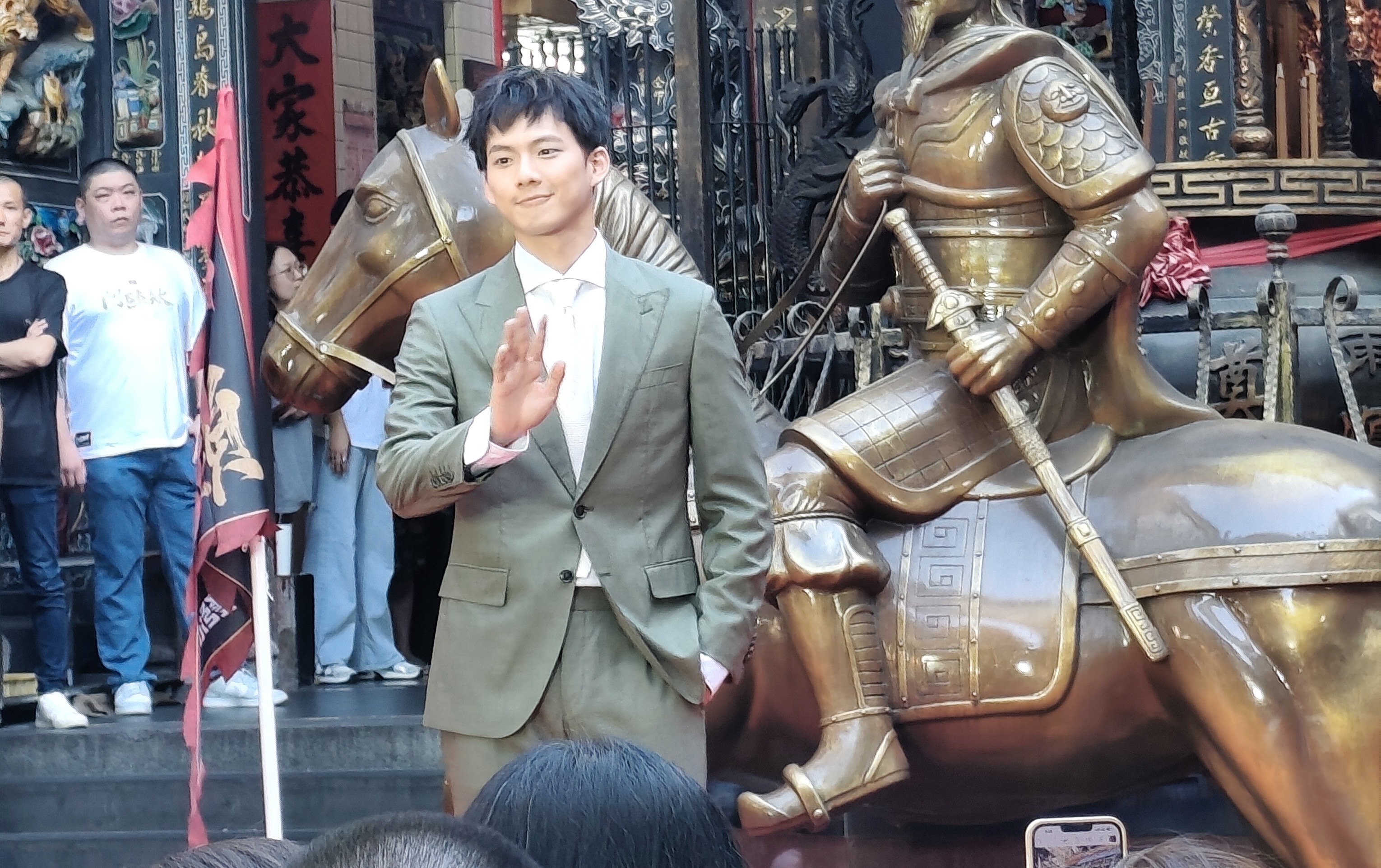 吳念軒終於加入《角頭》宇宙，他與《角頭：鬥陣欸》出品人張芷瑄交往3年，一起工作並沒有讓他有異樣感覺。