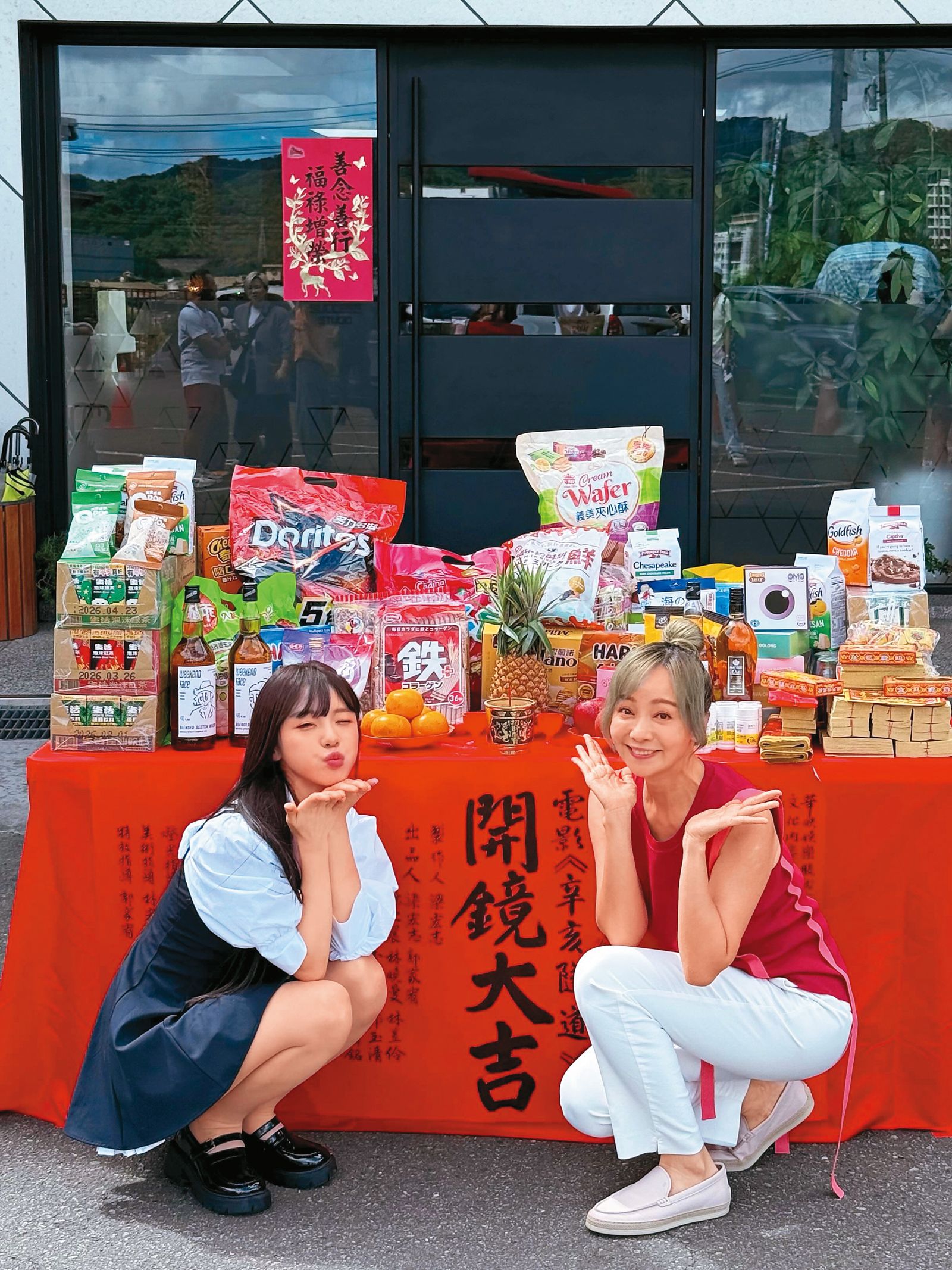 李多慧（左）首部電影《辛亥隧道》去年開鏡時，與飾演她媽媽的季芹（右）合影。 （翻攝自李多慧IG）