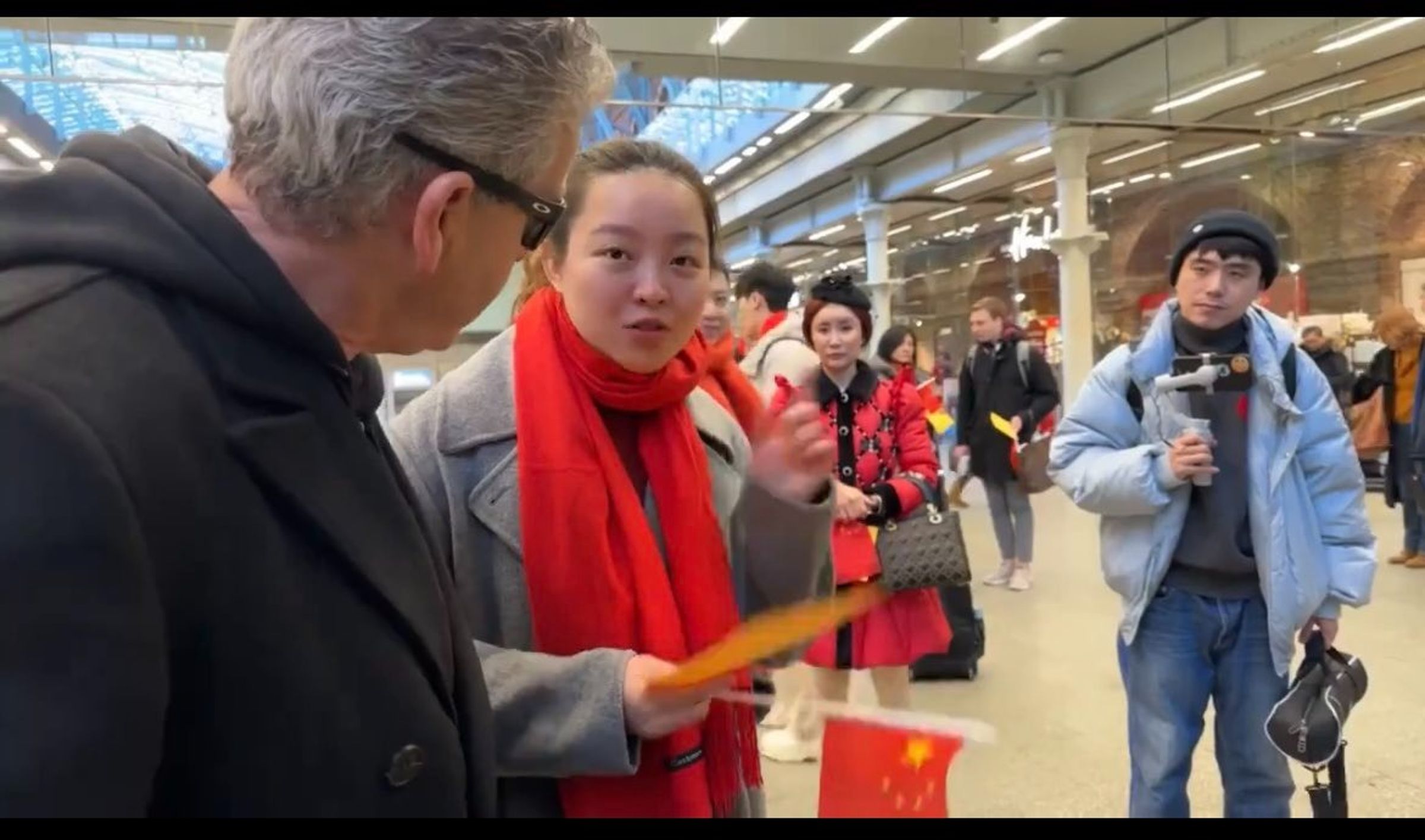 英國鋼琴家在倫敦商場彈琴直播，遭小粉紅集體打斷還要求「遵守中國法律」！（翻自YT畫面）