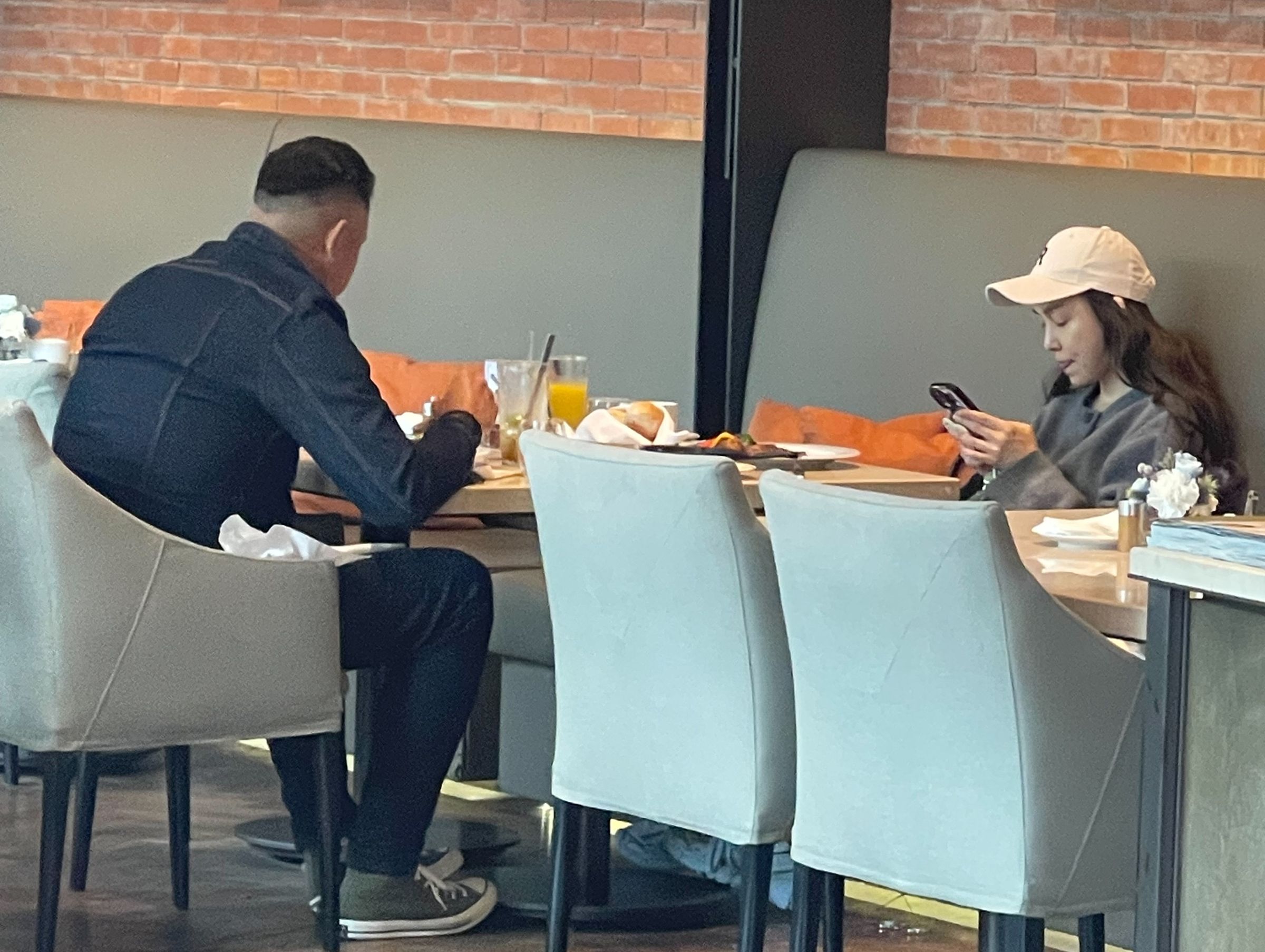 本刊曾直擊黑人(左)與范瑋琪(右)兩人在餐廳用餐,老夫老妻的模樣平實而日常。