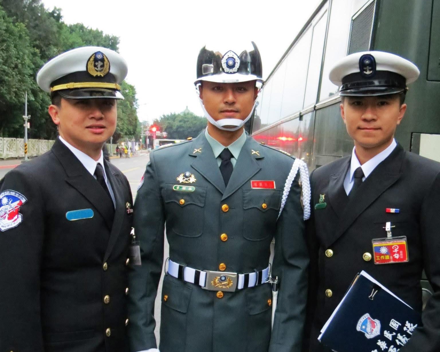 明道當年在陸軍儀隊於元旦表演後和同袍合影。右為藍于洺。（翻攝藍于洺臉書）