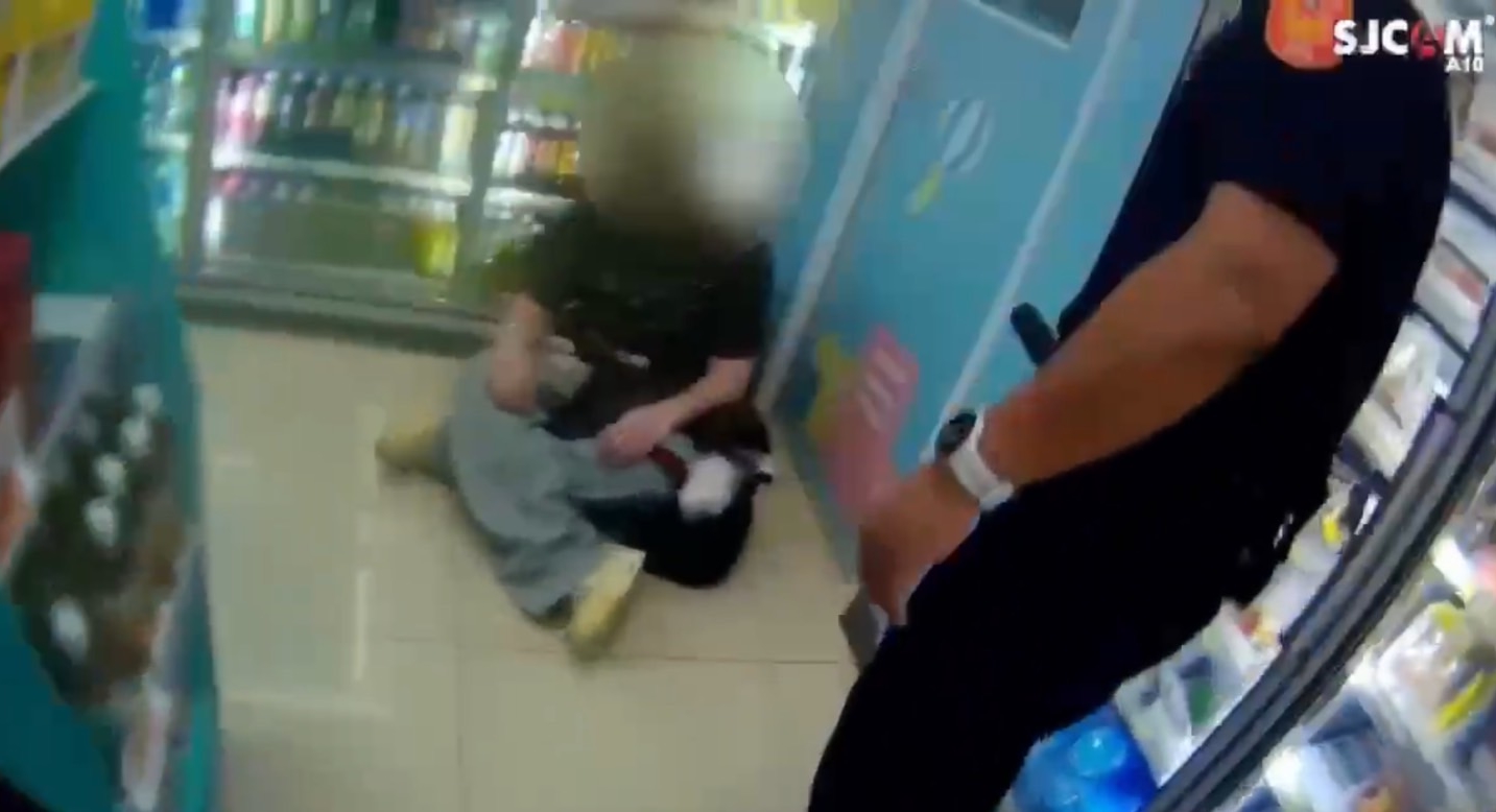 英國籍男模特兒被發現在超商偷竊，他矢口否認還與民眾發生肢體衝突。（翻攝畫面）