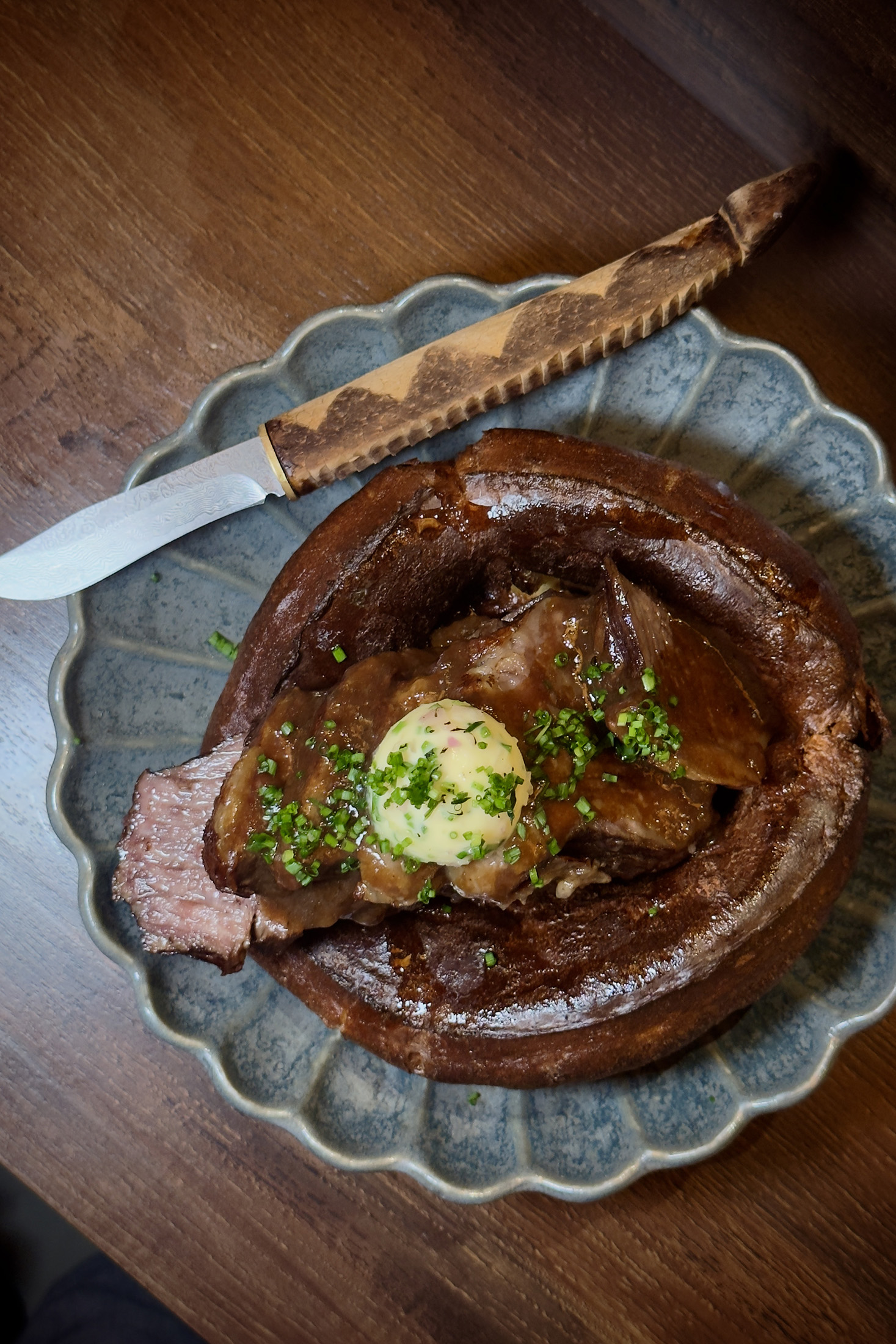 「慢烤牛小排倉餅」以味噌醬汁慢燉帶骨牛小排，肉質軟嫩，倉餅吸滿濃郁肉香。（820元／份）
