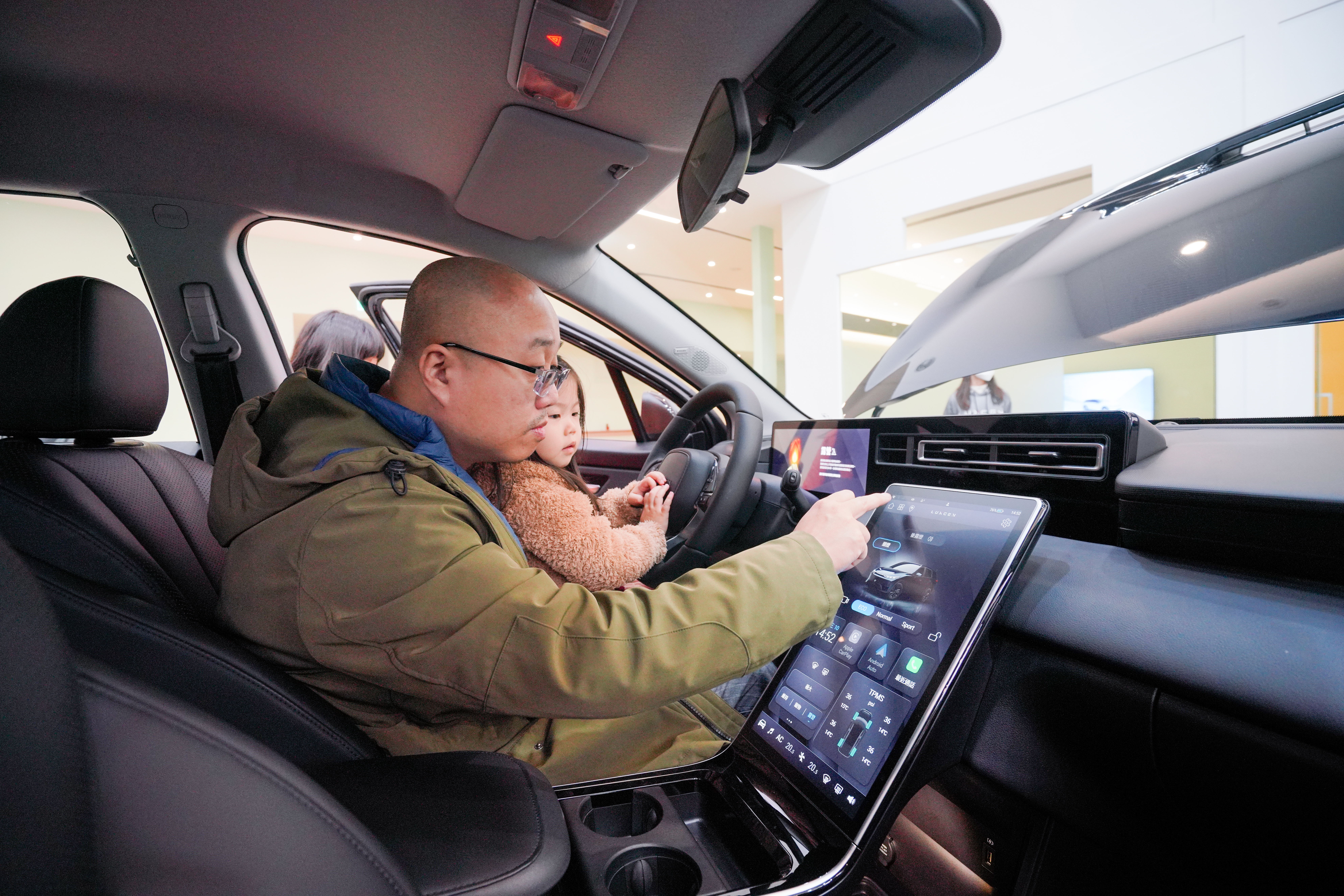 準車主攜家帶眷前來賞車，體驗n7魅力。