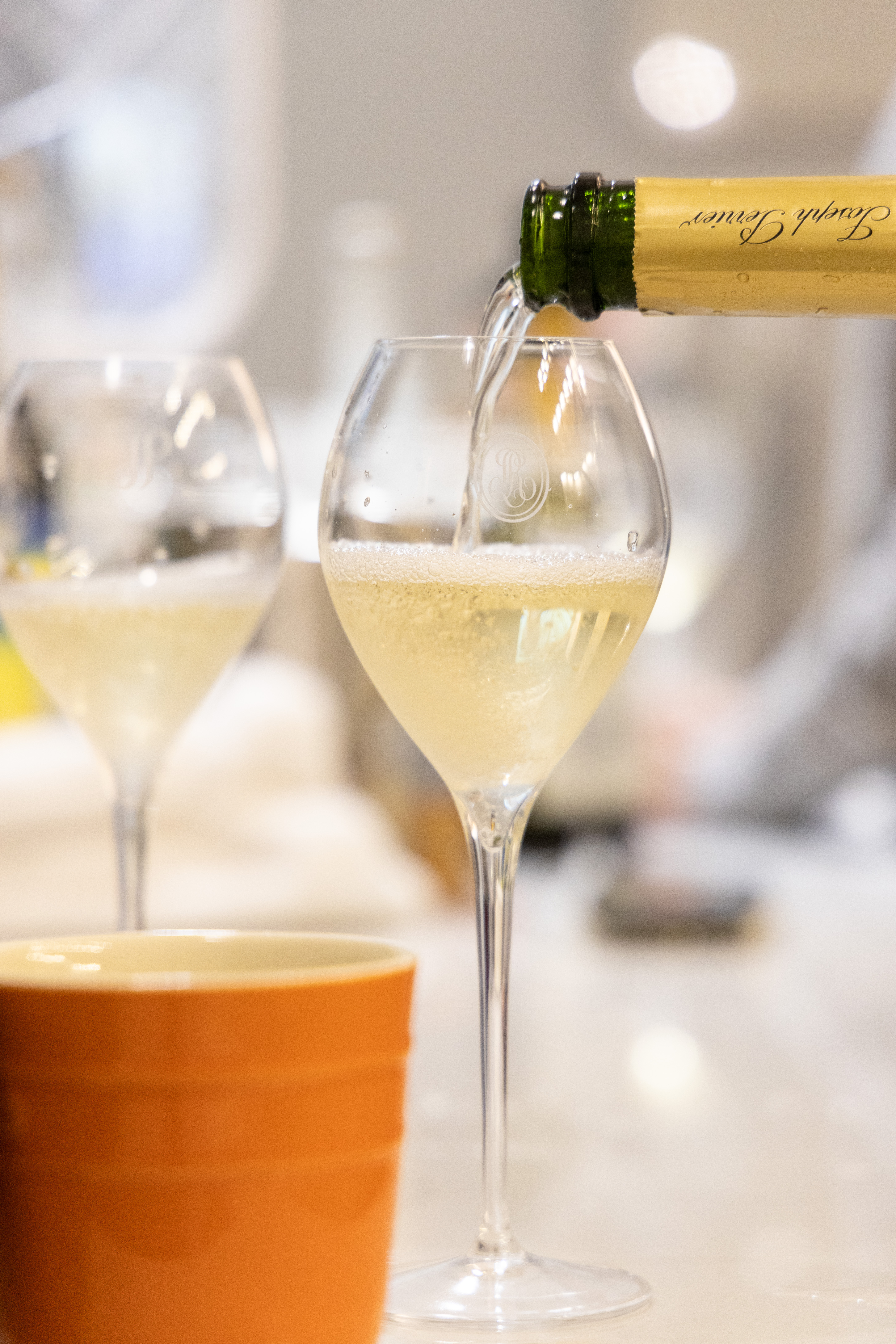 喬瑟夫皮耶酒莊釀製的香檳,氣泡豐富細緻,很適合春夏飲用。