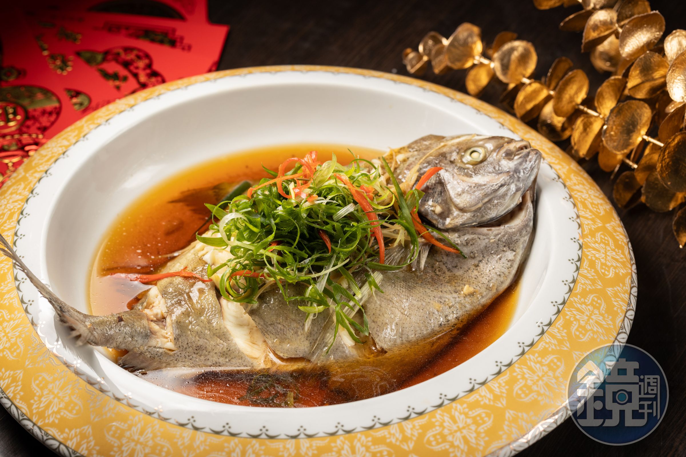 「野生海魚時蔬湯」使用當天捕撈的野生海鱸魚，口感相當紮實。（8,800元年菜套餐菜色）