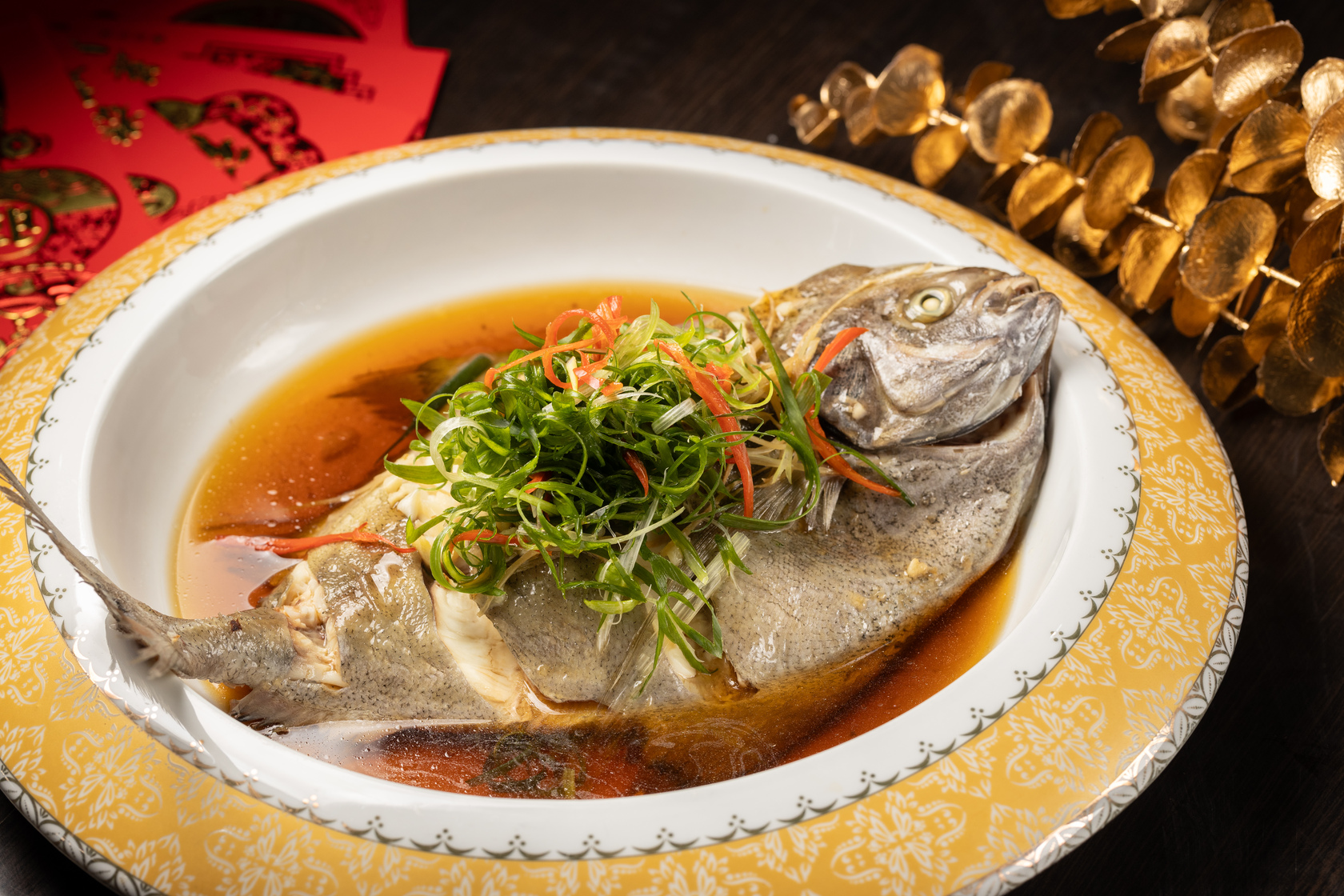 「野生海魚時蔬湯」使用當天捕撈的野生海鱸魚，口感相當紮實。（8,800元年菜套餐菜色）