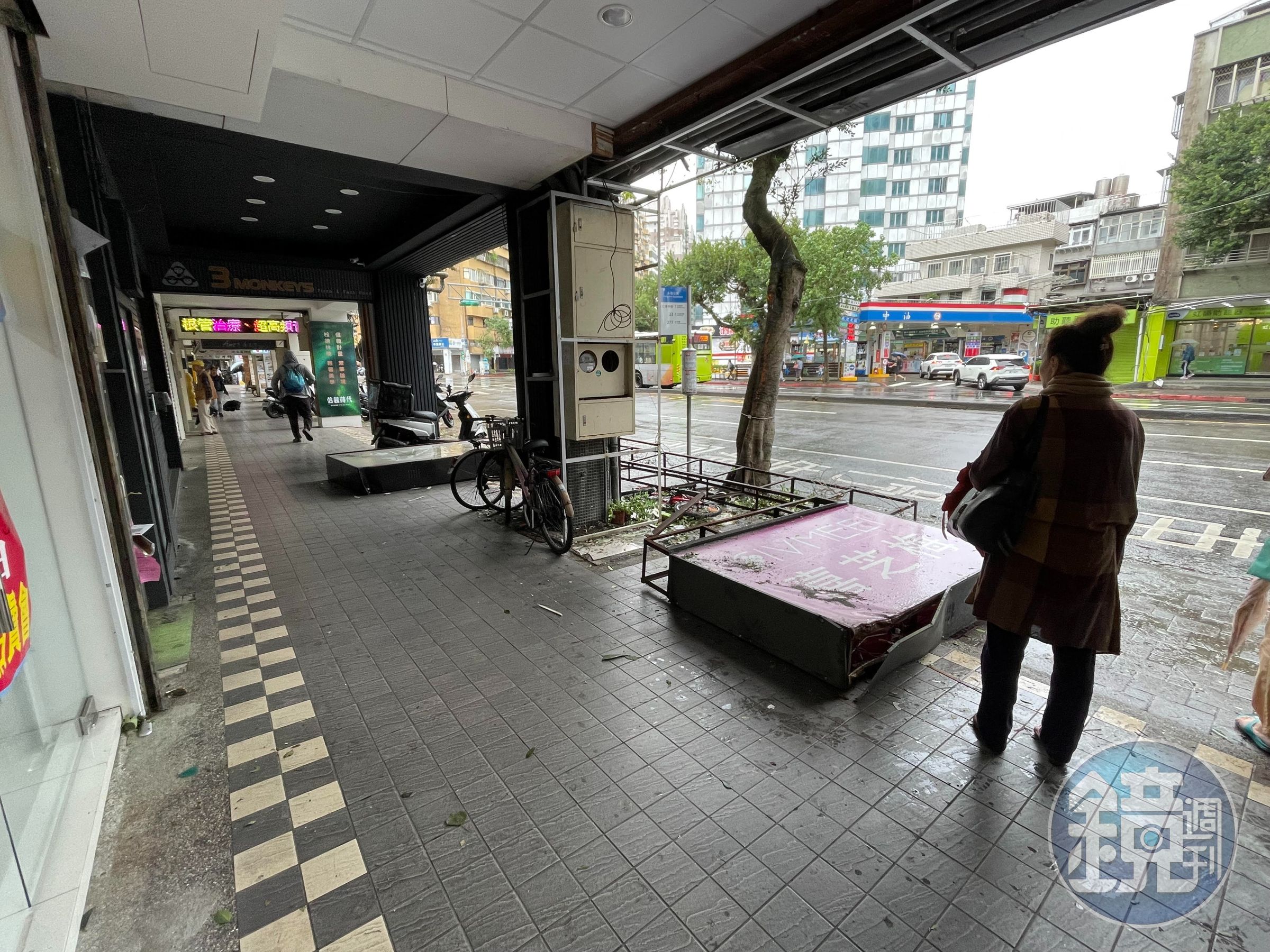 倒塌招牌先暫時移至路邊,民眾的公車等候區空間被壓縮。