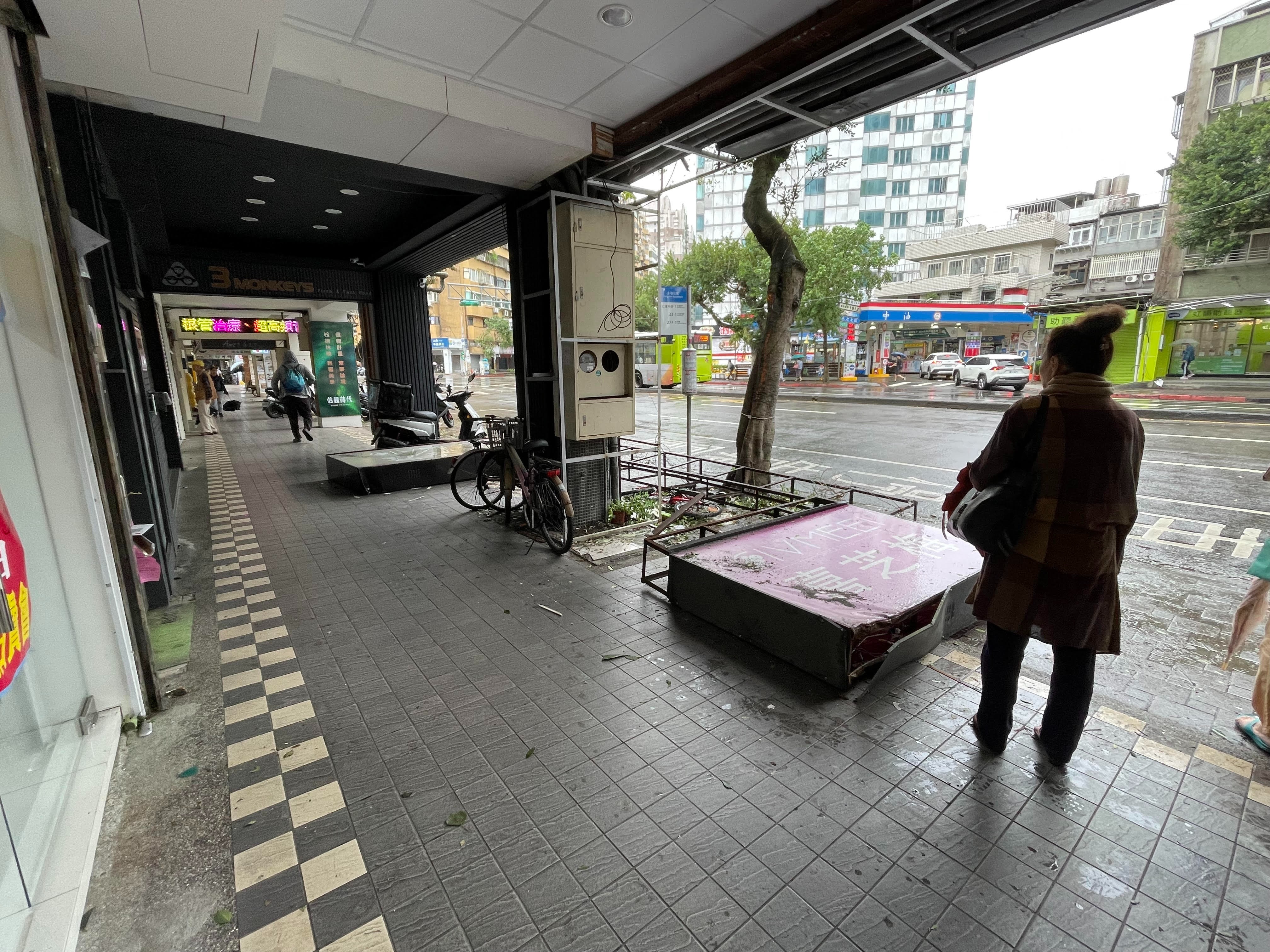 倒塌招牌先暫時移至路邊，民眾的公車等候區空間被壓縮。