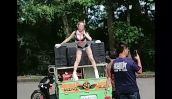 台中一名黃姓男子日前替友人出獄接風，找來舞獅團、鋼管爆乳女郎在台中監獄前表演，被警方依社維法送辦。（翻攝自黑色豪門企業）