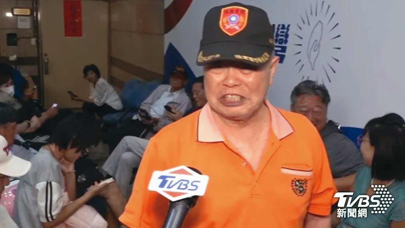 陸軍官校出身的鄭麗文支持者，現身黨中央激動痛哭預祝鄭當選。（翻攝TVBS）