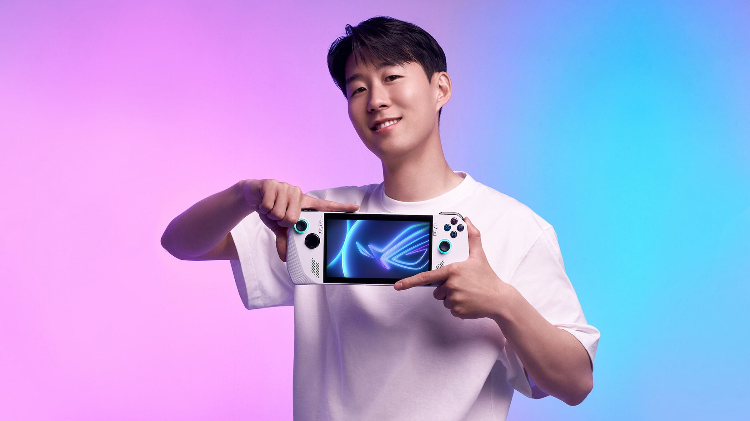 華碩強攻電競掌上機ROG Ally,找韓國球星孫興慜代言,年底前上網登錄送XBOX免費爽玩序號。(華碩提供)