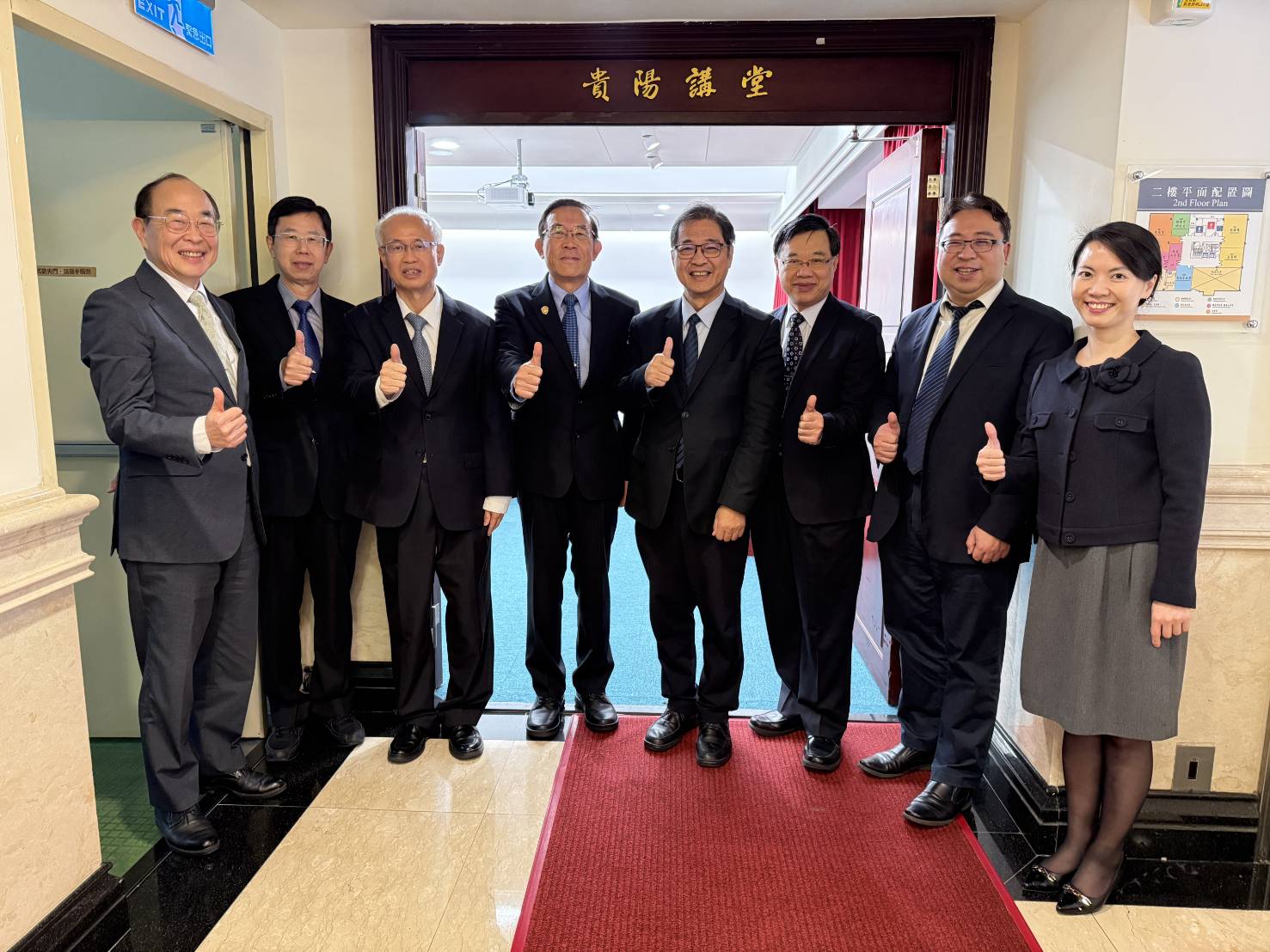 最高檢成立「法學研究中心」及「貴陽講堂」，除研究刑事實務，並舉行法學研討，可望成為國內司法學術研究重鎮，包括法務部部長鄭銘謙、臺灣高等檢察署檢察長張斗輝等人共同為揭牌。（最高檢提供）