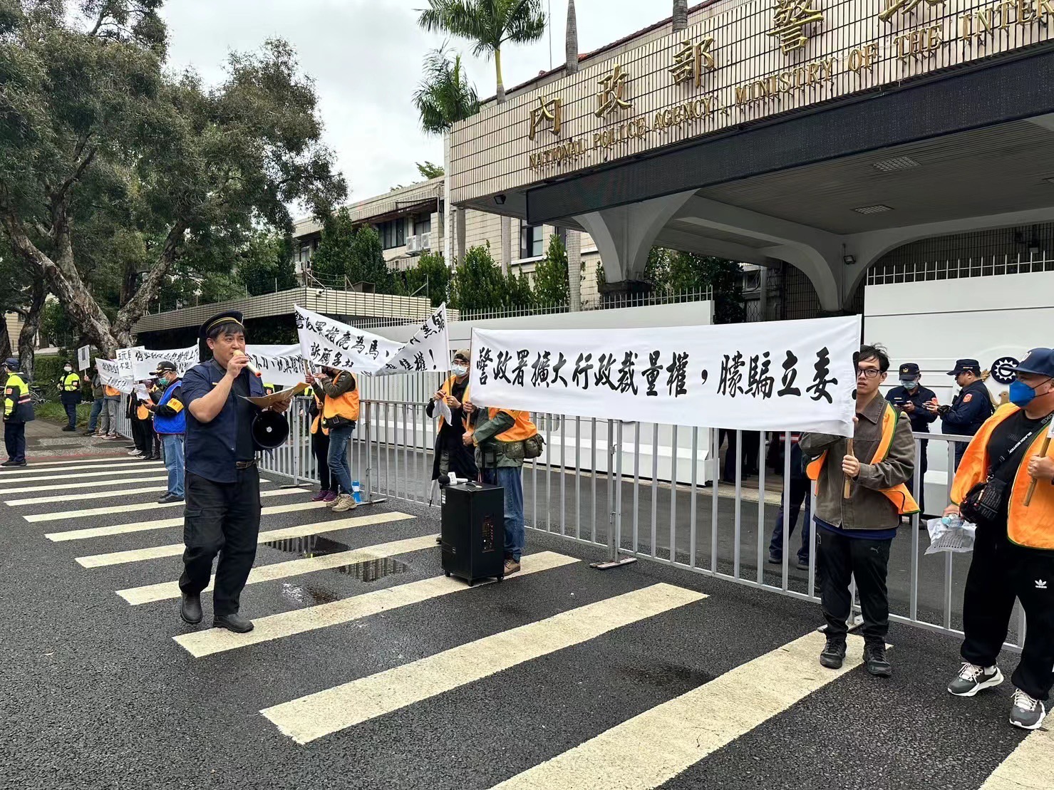 中華民國射擊活動暨射擊器材權益促進會1日到警政署陳情，控訴警政署美化數字，欺騙立委修法。（陳同心提供）
