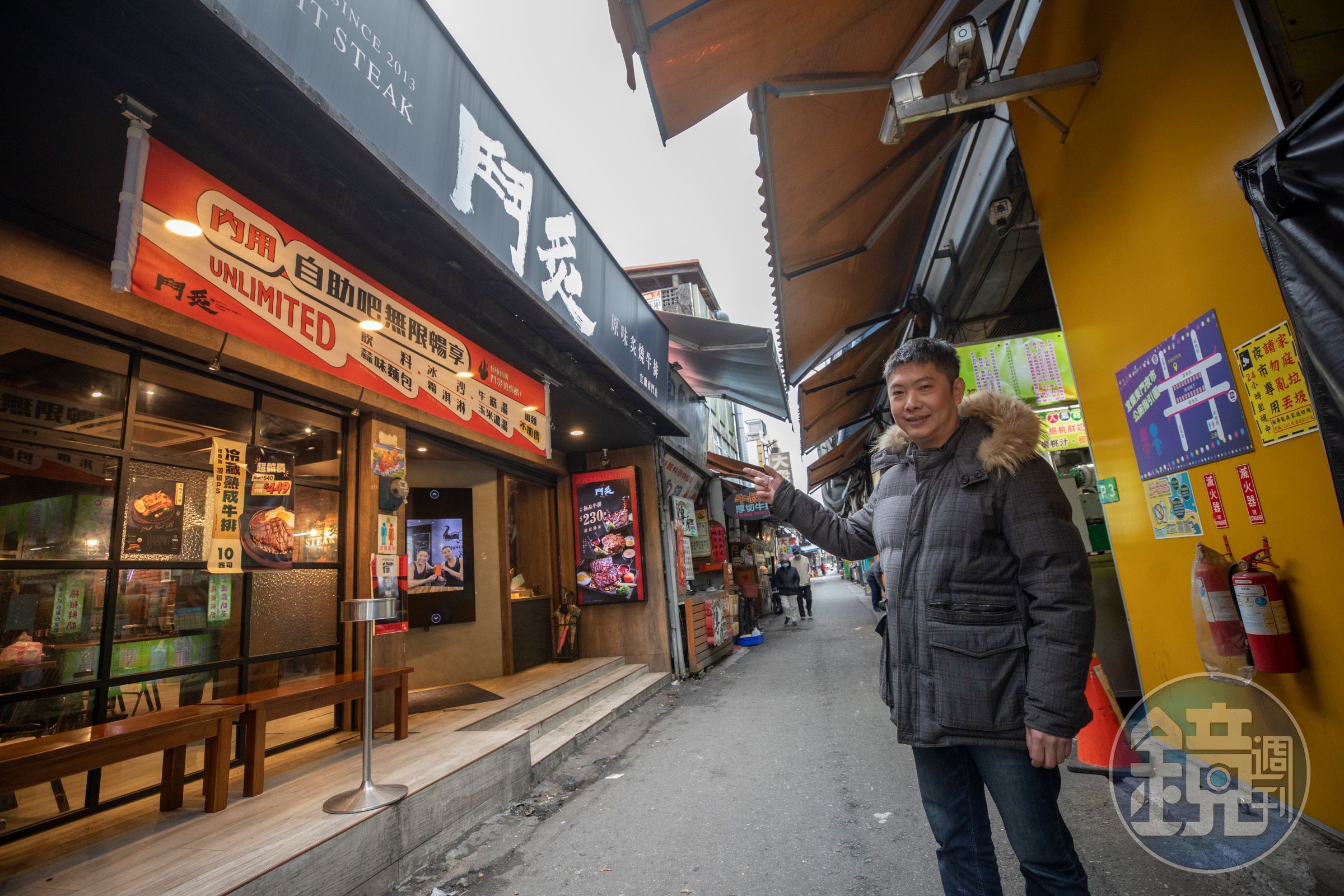 宜蘭東門夜市店是詹厚德的起家店，儘管打著平價旗號，但其實四百多元一客的牛排，在夜市裡算是高檔貨。