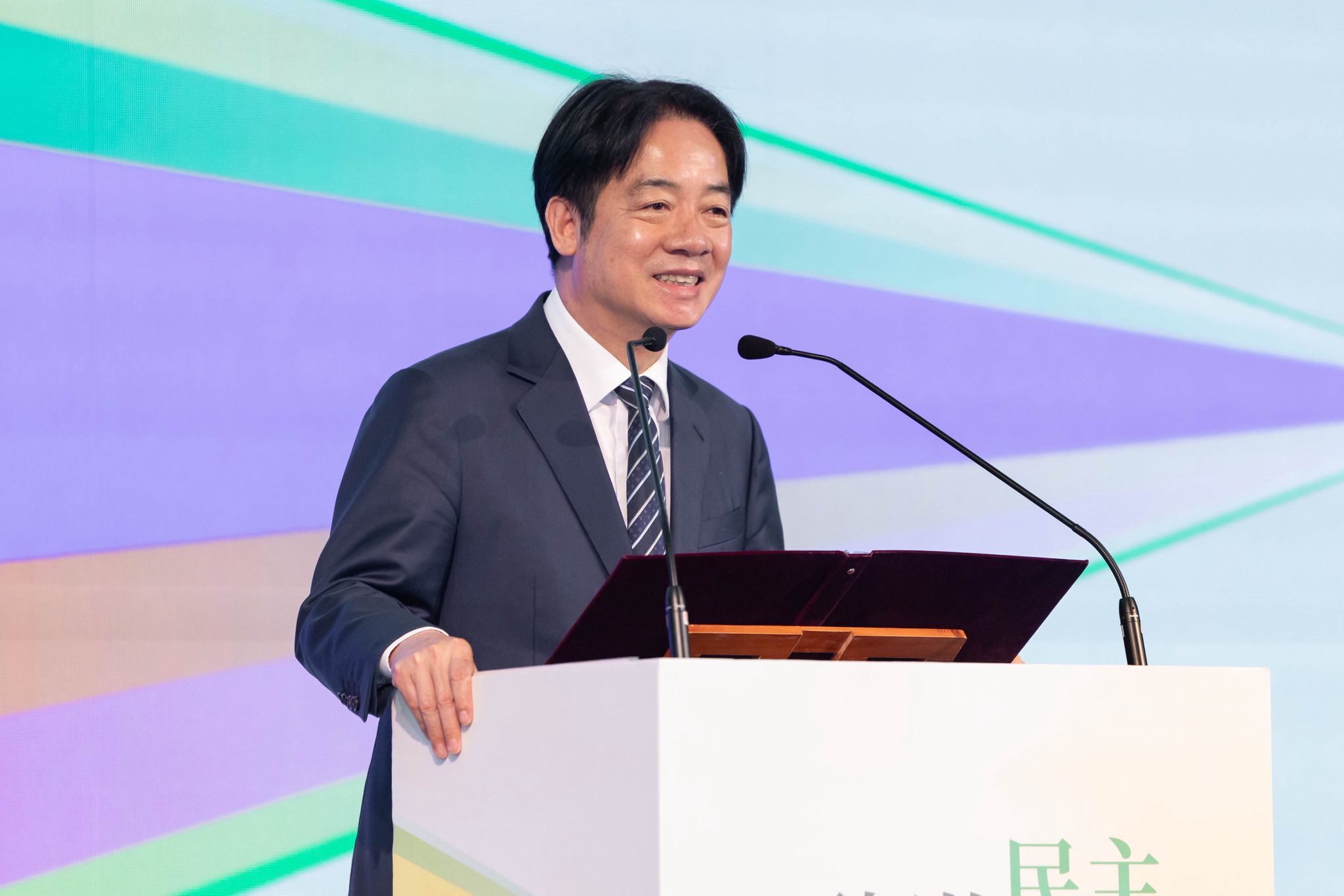 賴總統在發表「團結國家十講」的第四講時,下令「國軍加碼升等商務艙」。(翻攝賴清德臉書)