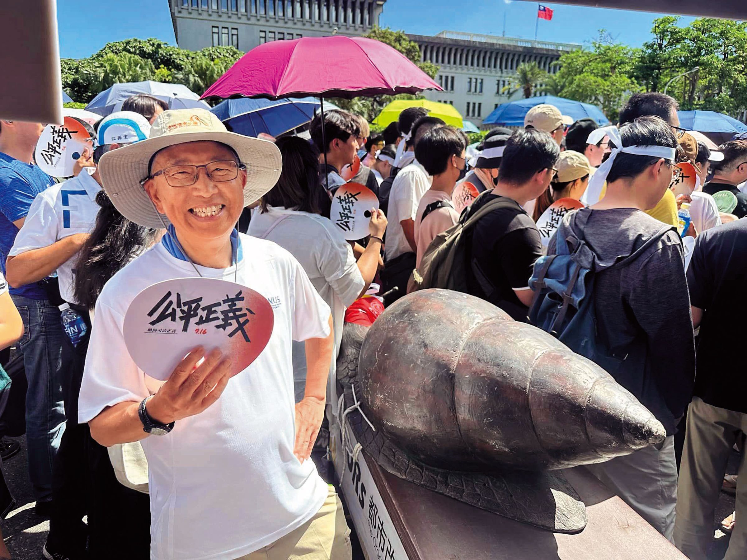致力於健全房屋市場的張金鶚，主張住房應該去商品化，讓居住有尊嚴。圖為7月張金鶚為居住正義走上凱道。（翻攝張金鶚臉書）