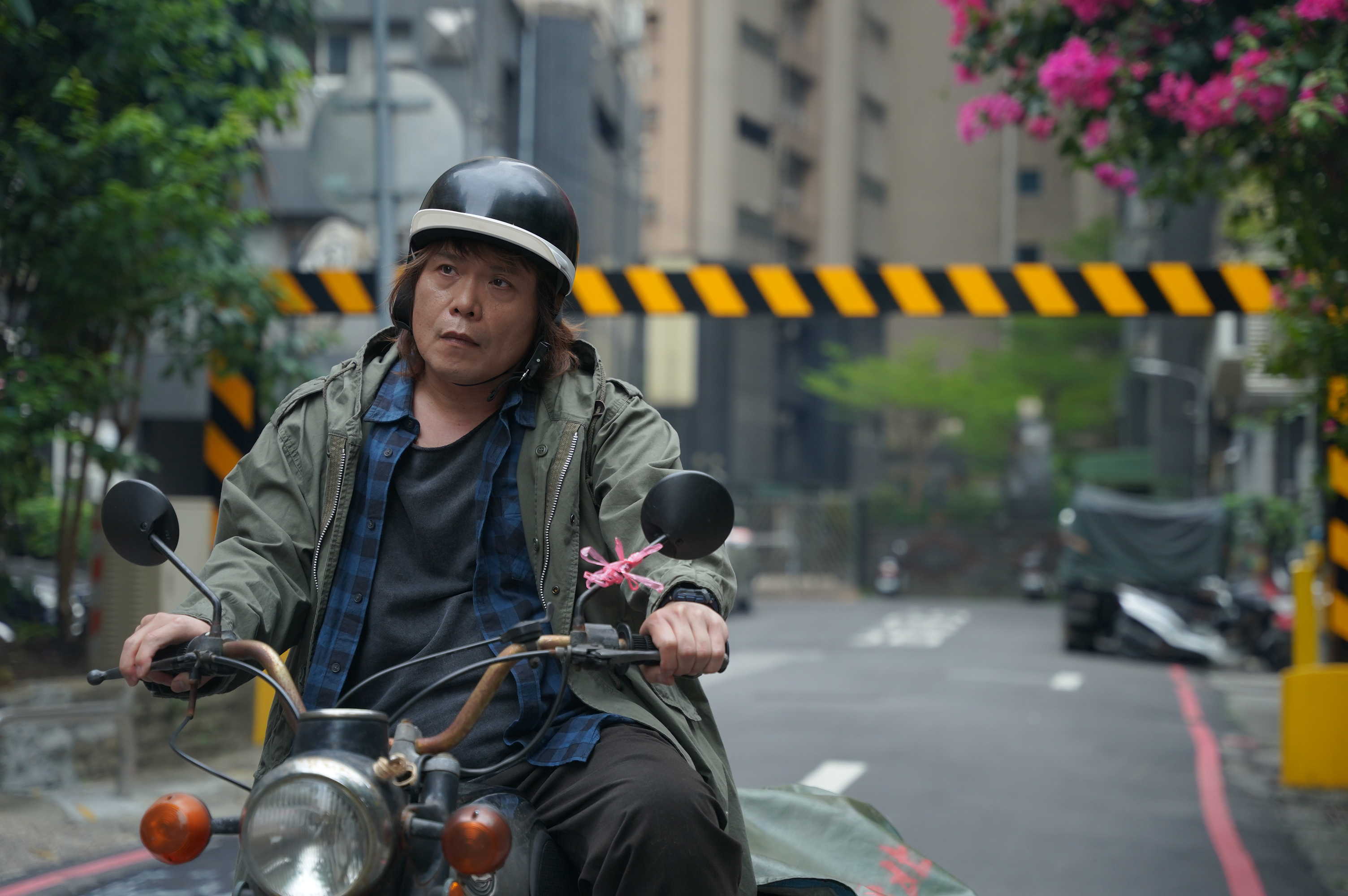 電影《愛情城事》由歌手伍佰飾演的送報員貫穿10個故事。（華映娛樂提供）