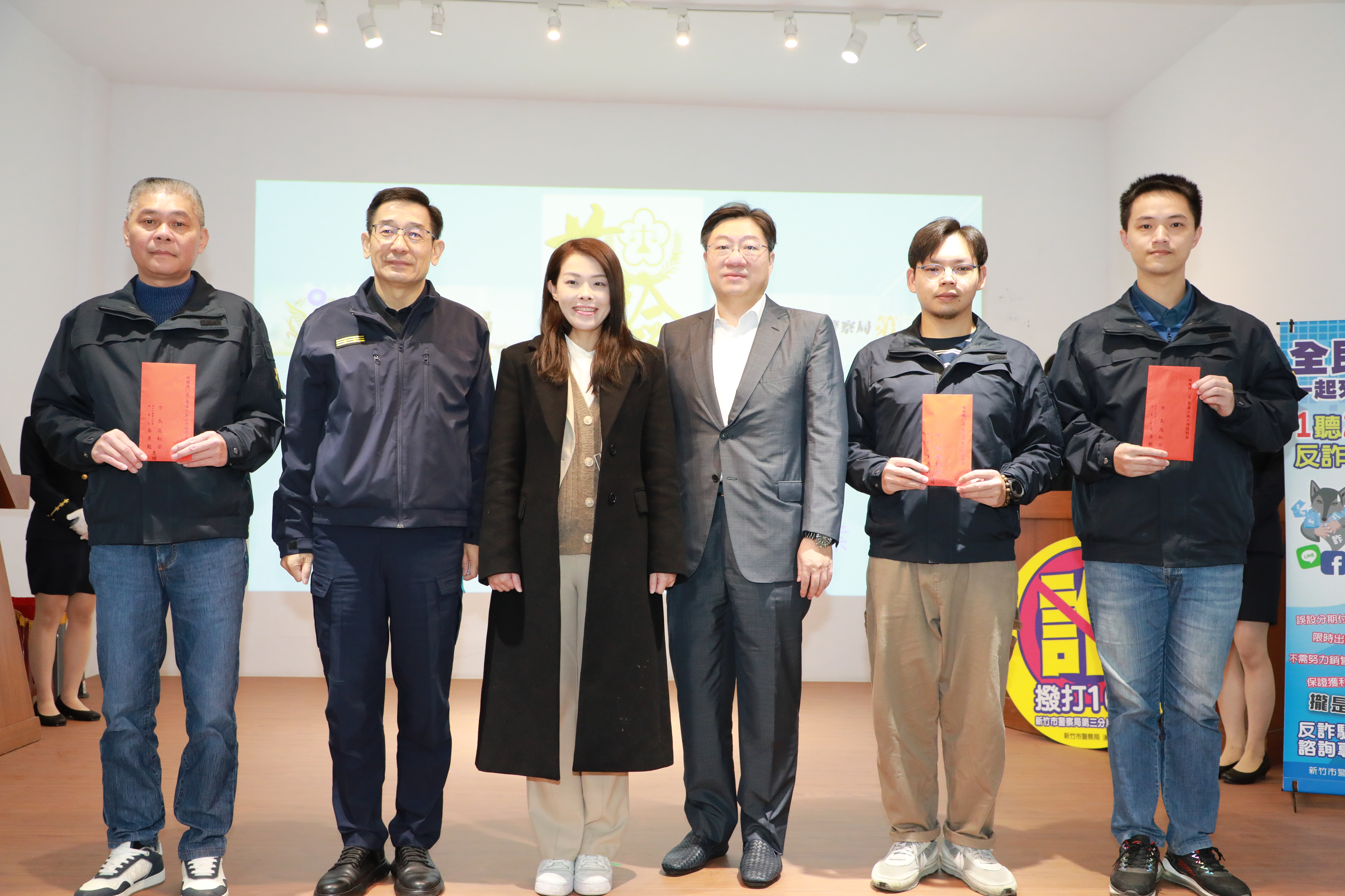 新竹市警察局第三分局1月25日舉行「新竹市警察局破獲製毒工廠成果」記者會，新竹市長高虹安頒發破案獎勵金10萬元鼓勵破案有功員警。