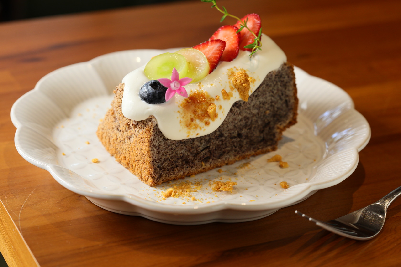 「穗穗念」的招牌甜點之一是利用純紫米粉製作而成的「青松紫米戚風蛋糕」。（180元／份）