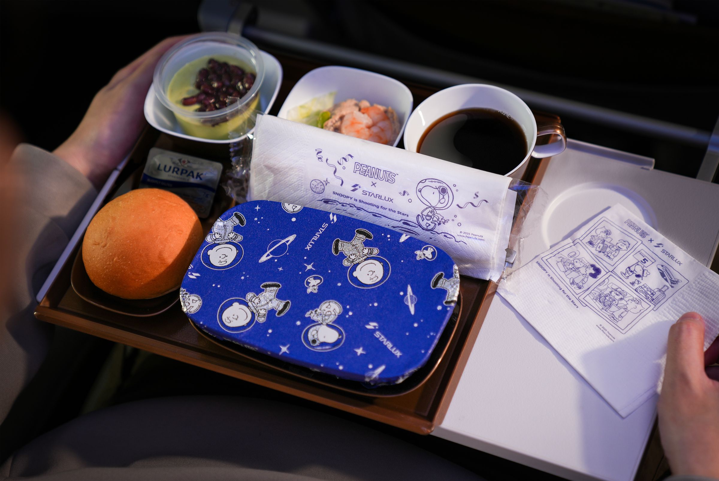 STARLUX x PEANUTS史努比主題航班又來了!今年以星際之旅為靈感打造。