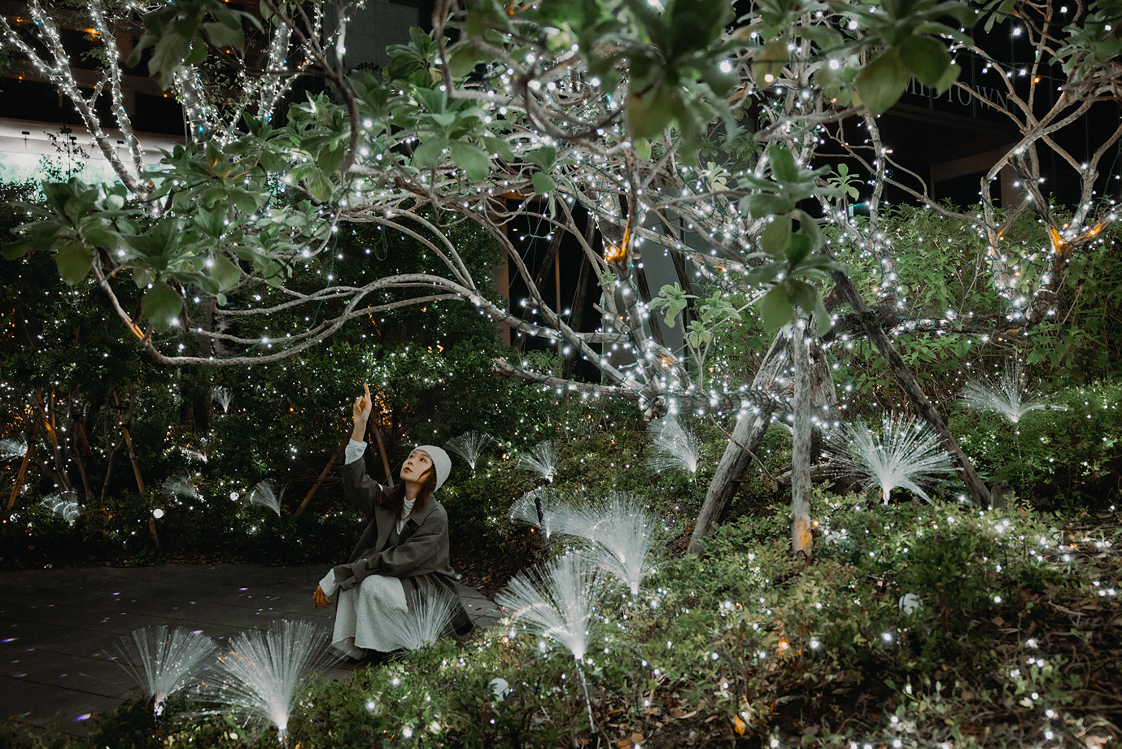 2025年「勤美草悟聖誕村」以「進入雪之森Enter the Snowy Forest」為主題，將整條勤美草悟生活圈，營造成一片閃耀銀白的冰雪奇境。（勤美集團提供）