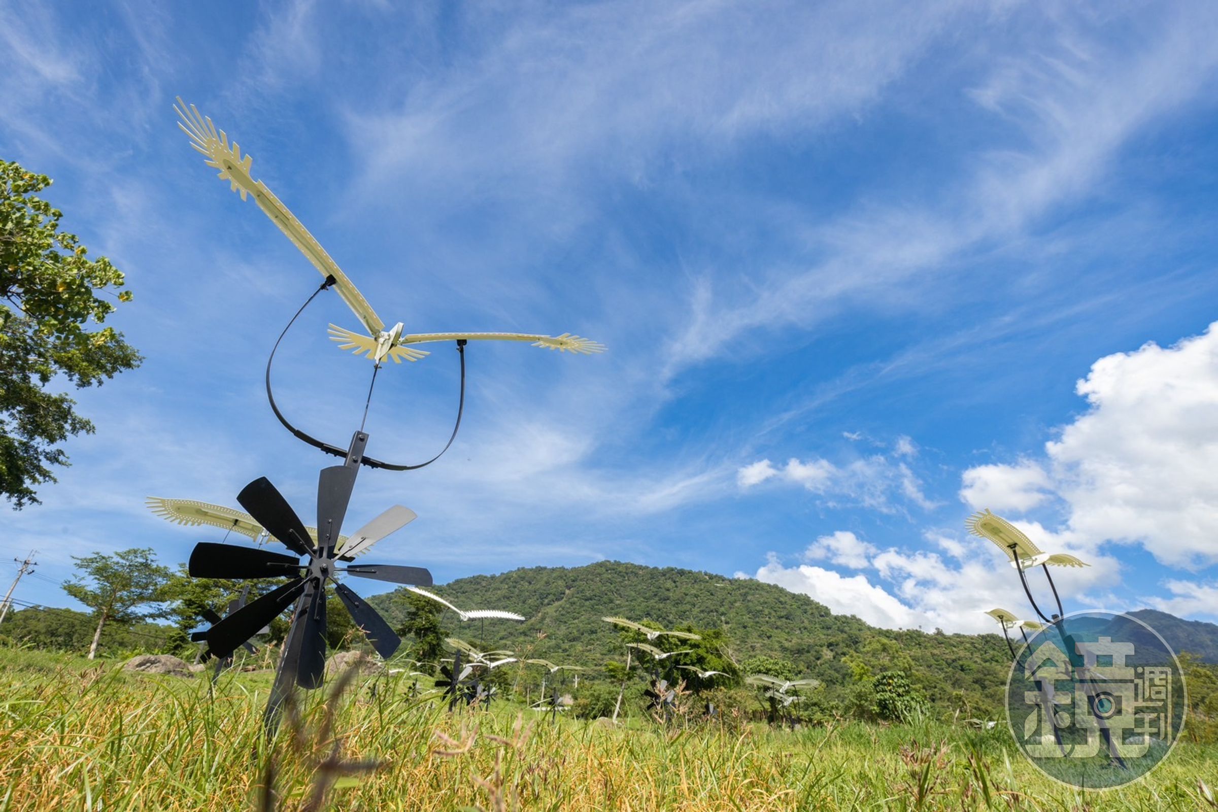 《白色飛翔》是位於六十石山,數十隻連動風車的機械白鷺鷥翅膀,風起時會隨之振翅起飛。