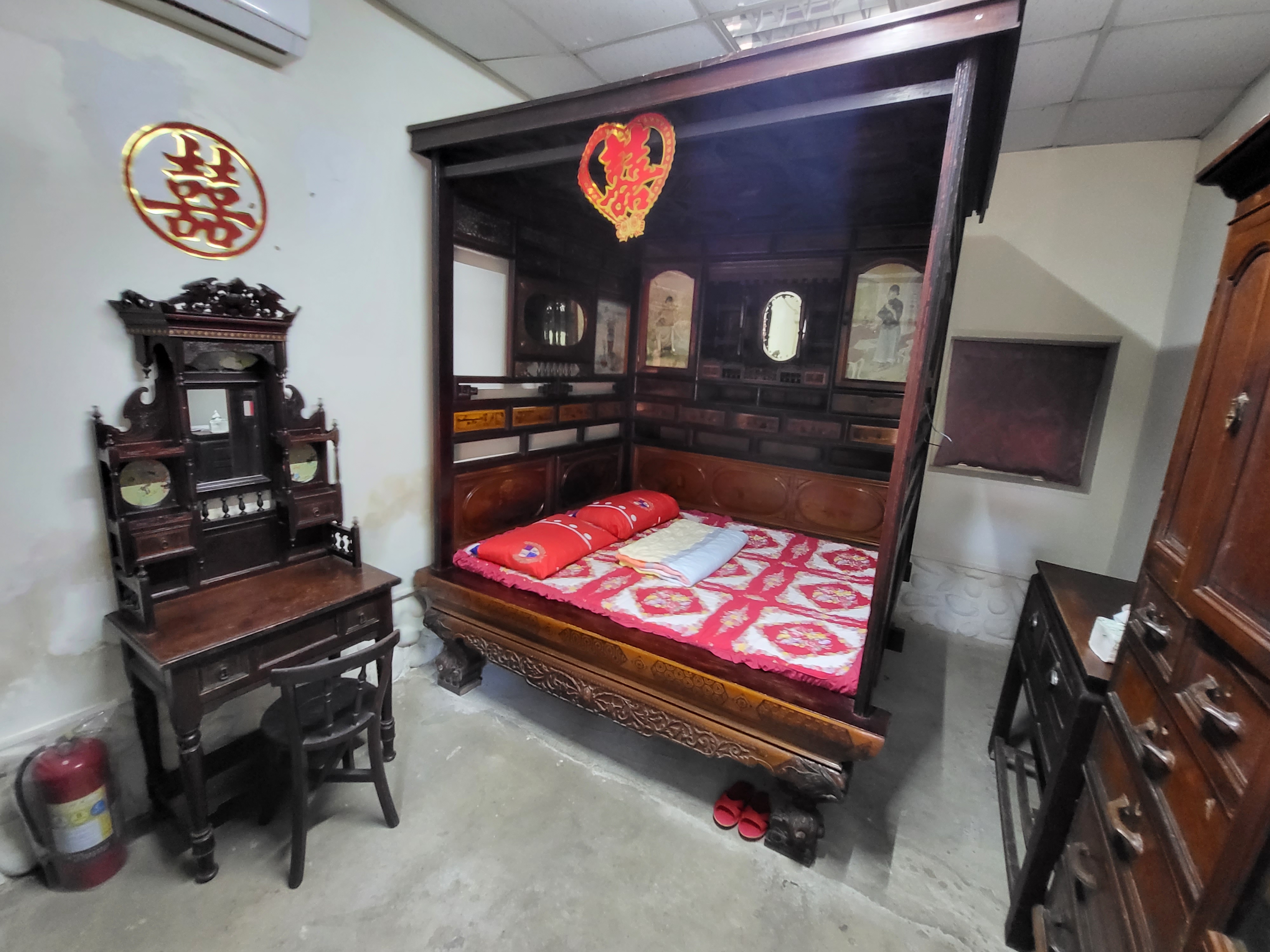 苗栗東里家風古色古香由一群志工承租16甲農地種植水梨、橘子、蔬菜等農作物，還在梨山種茶謀生，成為指引更生人復歸社會的一盞明燈與穩定社會的重要力量。