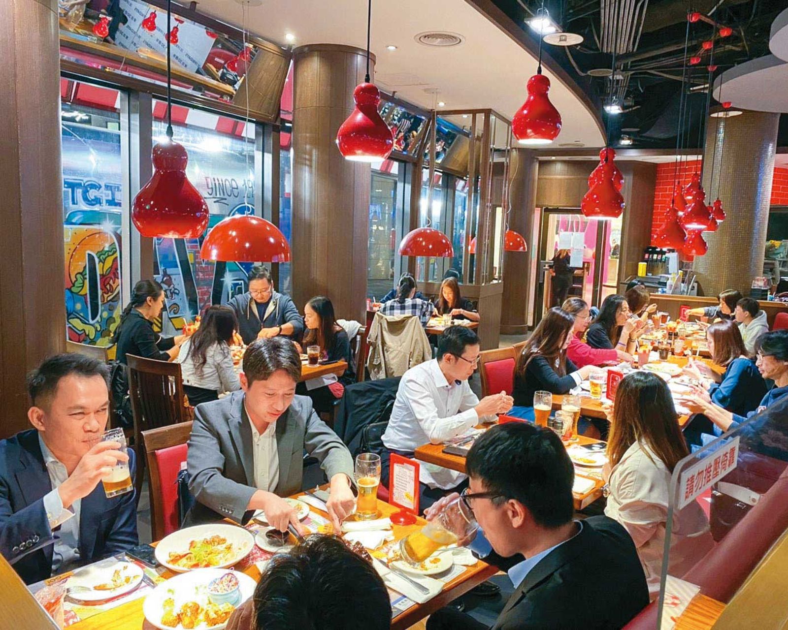 以美式餐點見長的開展餐飲,旗下的TGI Fridays生意相當穩定。(翻攝TGI Fridays臉書)