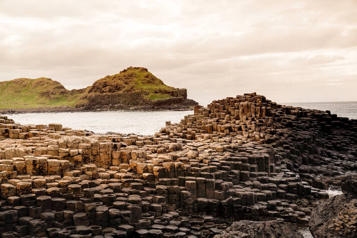 北愛爾蘭海岸的巨人堤道(Giant's Causeway),是大自然鬼斧神工的傑作。四萬根玄武岩石柱,有如史詩巨著一般綿延於整個海岸線,訴說著遠古火山噴發的磅礡與歲月的無盡流轉。