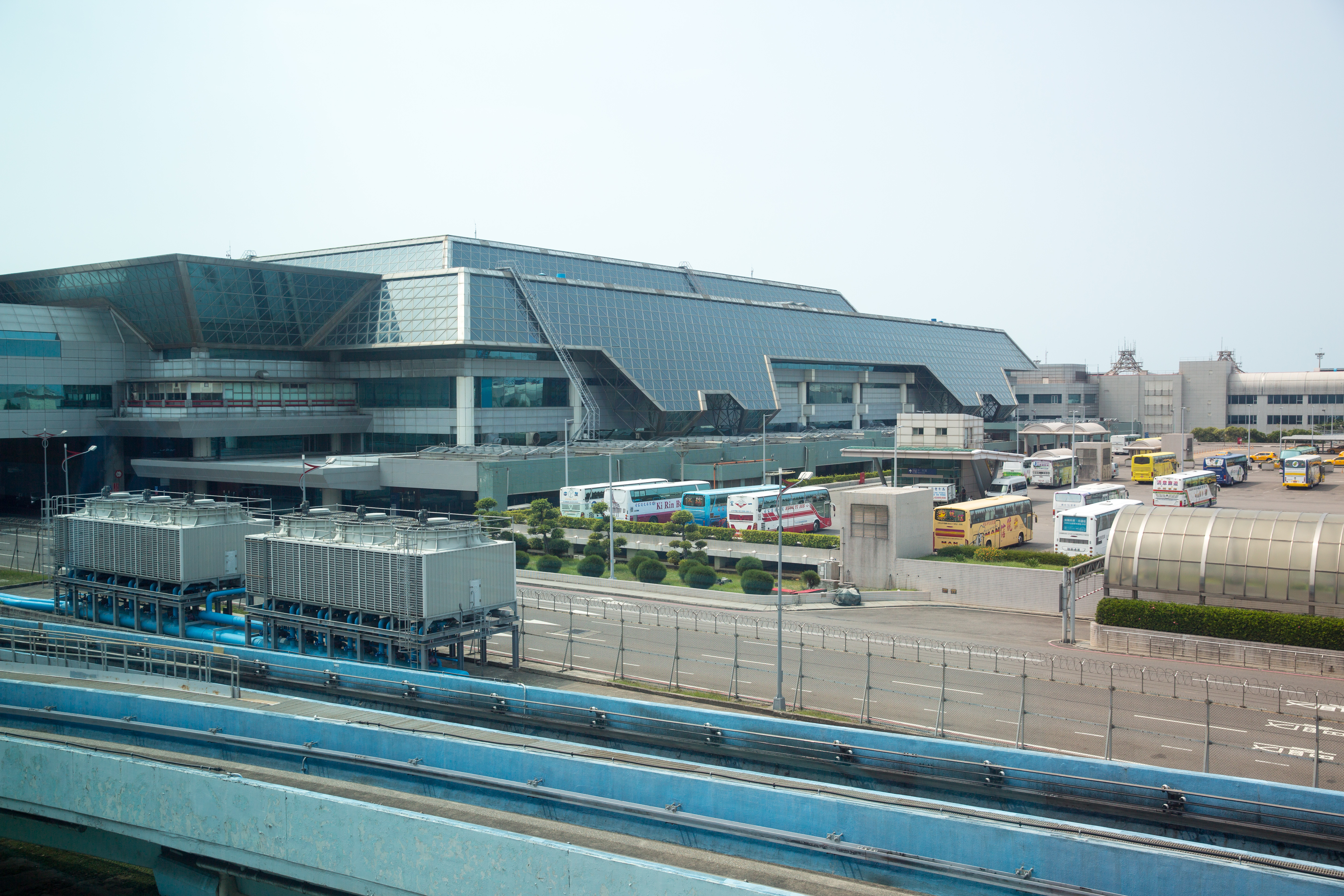 桃園機場昨晚傳出槍響，一名可疑小客車拒檢還衝撞警車逃逸。（示意圖，本刊資料照）