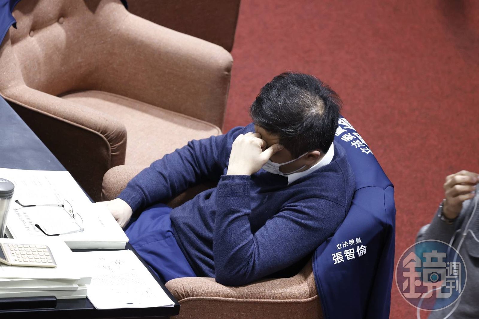 預算審議到清晨,不少立委累癱,趁休息時間補眠。