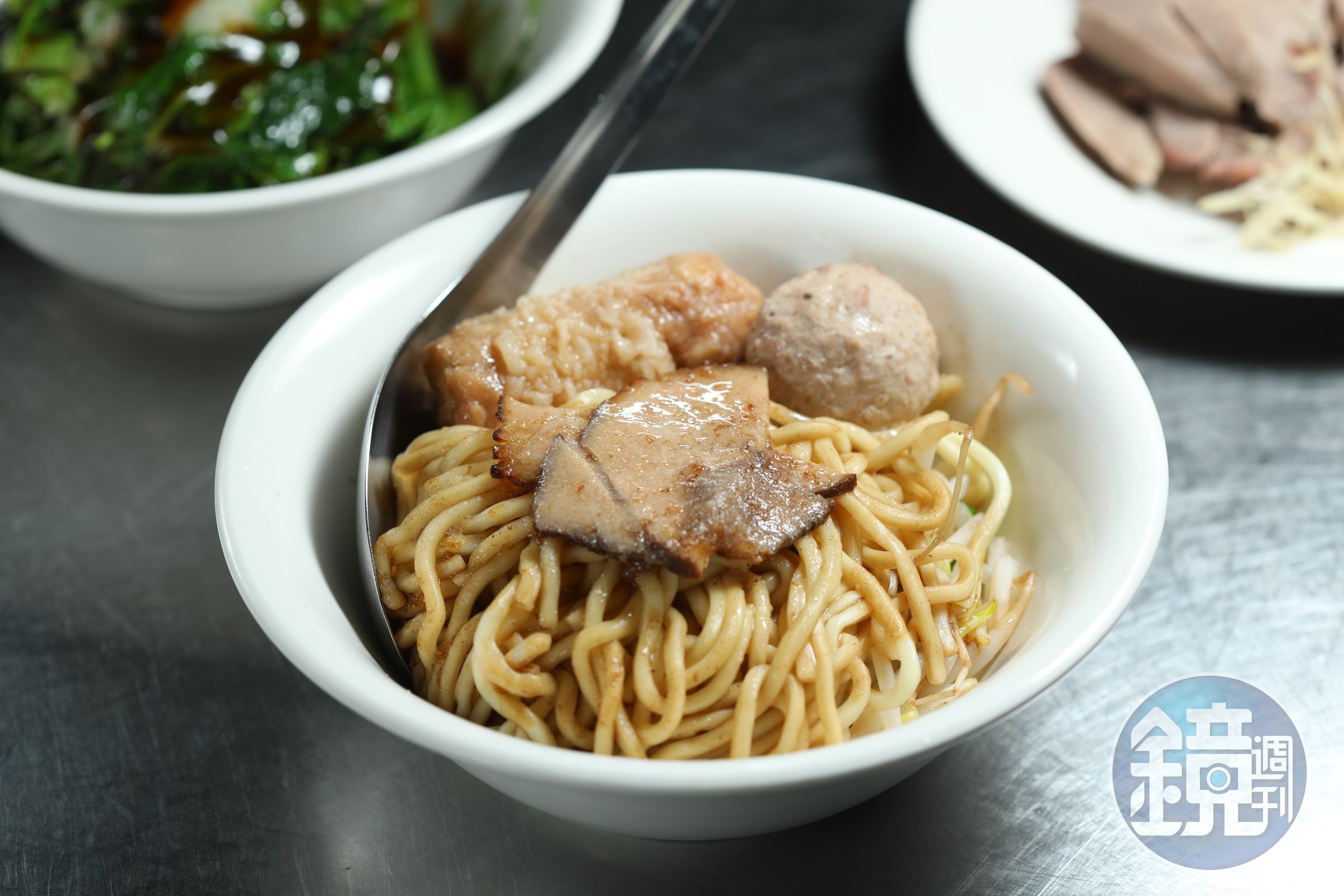 「乾麵」醬香迷人，還吃得到每天新鮮製作的雞捲、丸子和肉片。（70元／小碗）
