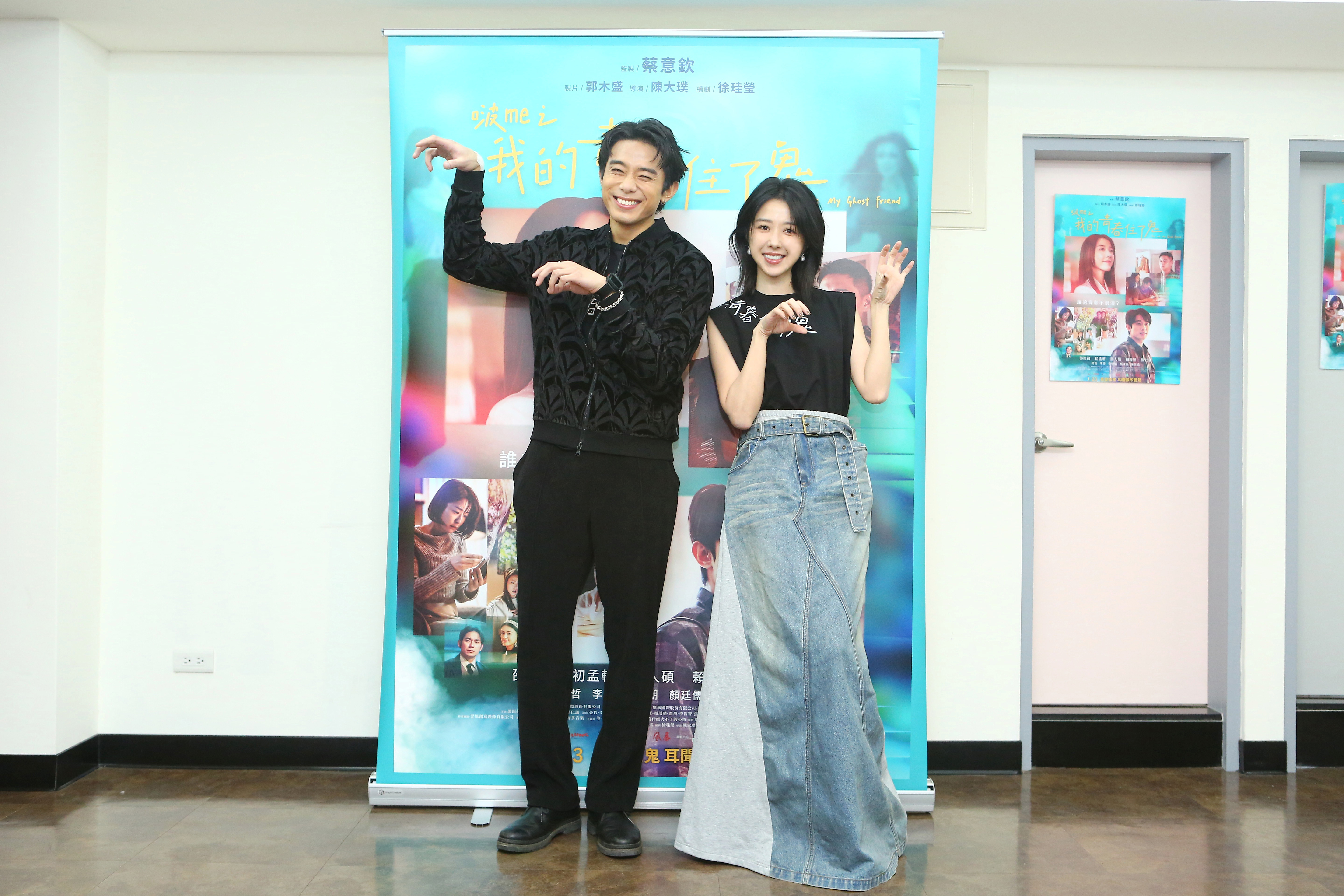 邵雨薇與初孟軒片中大談人鬼戀，首場戲是在寒冷海邊談心，冷到2人快凍成冰棒。（風暴國際提供）