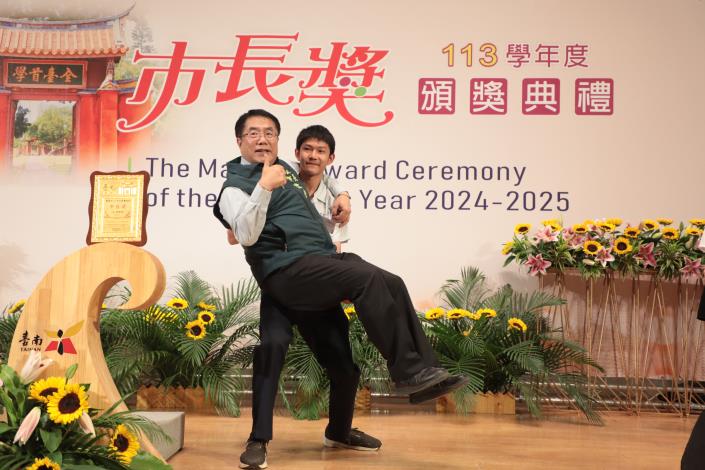 公主抱是不少畢業生的選擇拍照姿勢之一。（台南市政府提供）