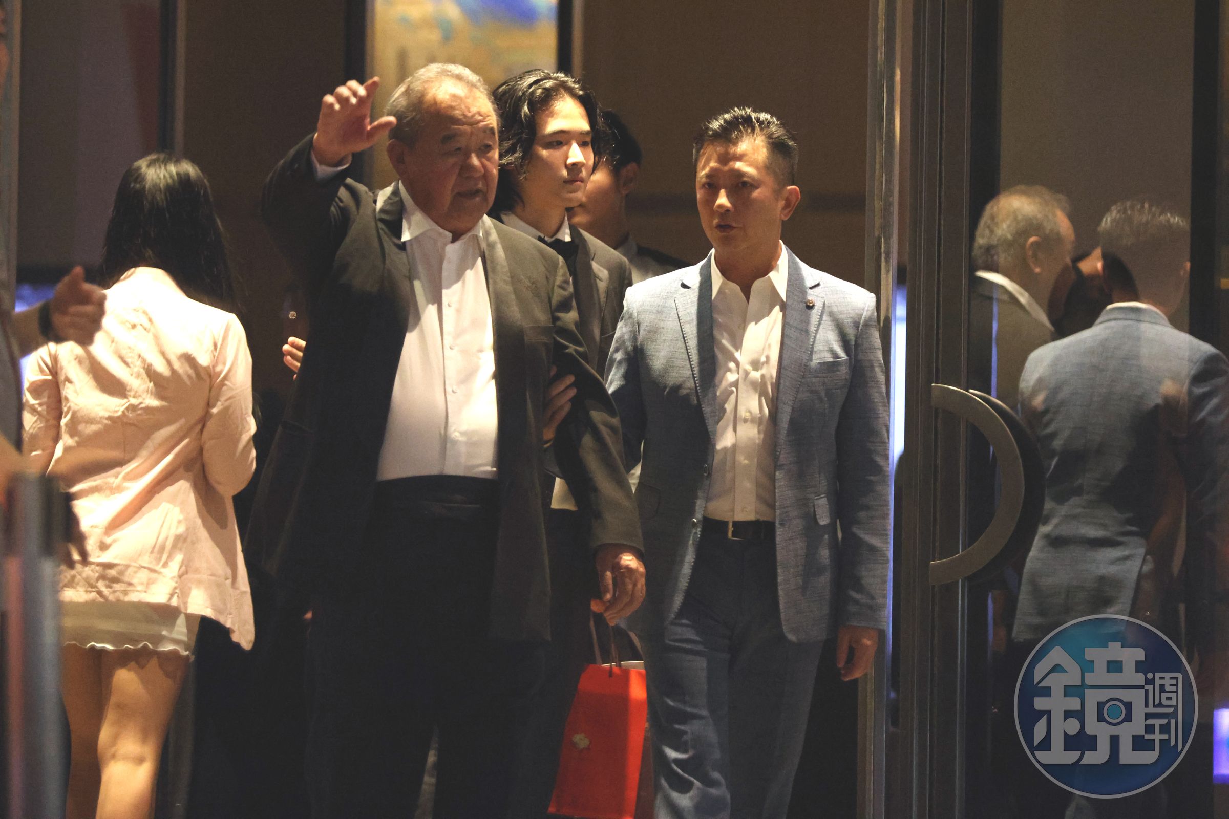 當時婚禮，徐莉玲先生林伯實（前排左）、及同母異父的二兒子林佳翰都出席。