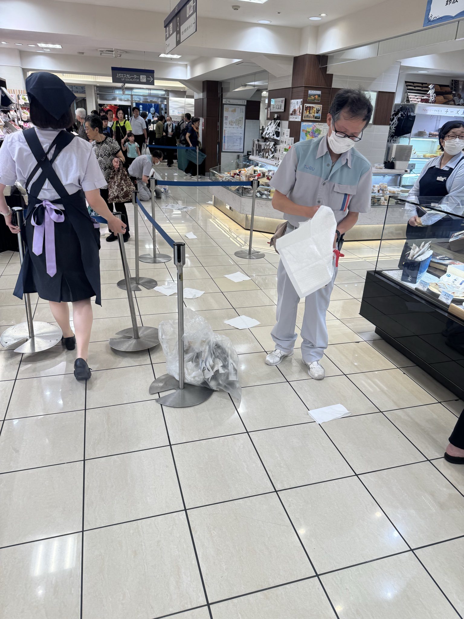 昨天池袋東武百貨的美食街竟然也驚現「排泄物」。（翻攝自X）