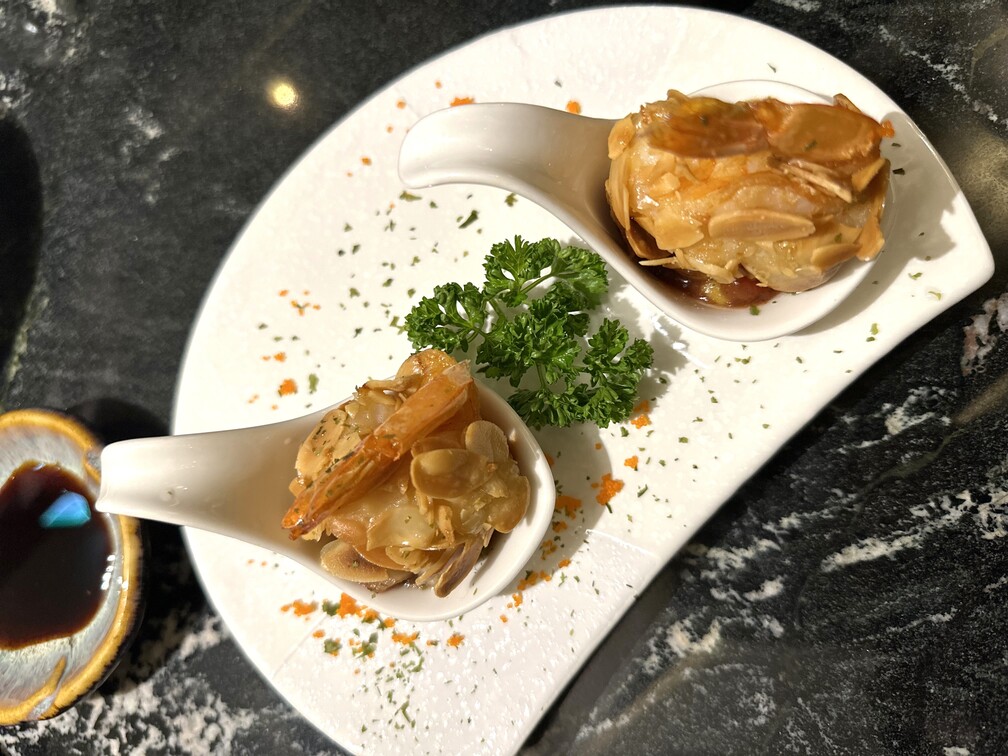 鳳尾蝦底下附有莎莎醬，給人雙層享受的口感。（260元／份）