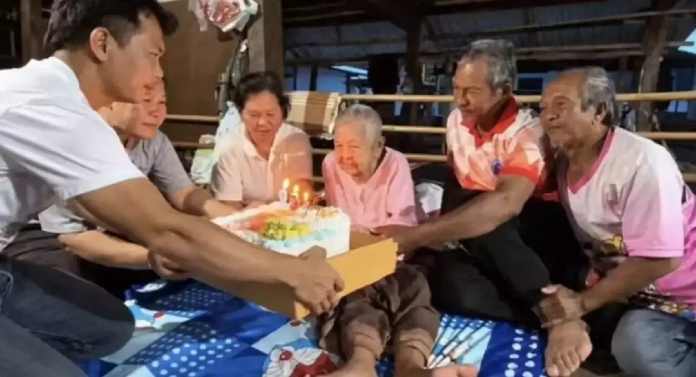泰國東北部一名名為曼卡拉(Mangkalar Saen)的阿嬤日前度過了她的130歲生日。(翻攝畫面)