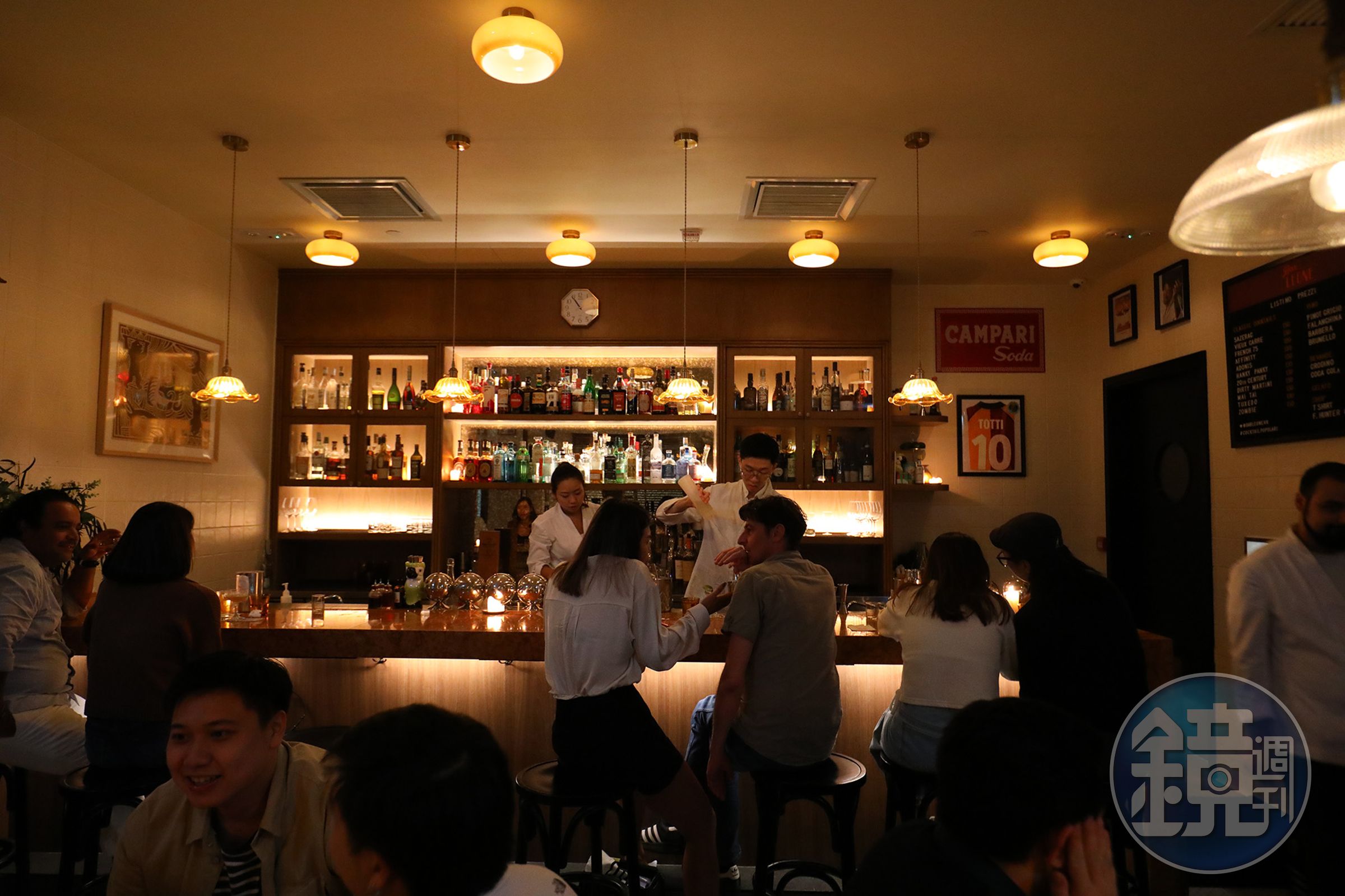 「Bar Leone」刻意營造社區酒吧的親切感與輕鬆氣氛。