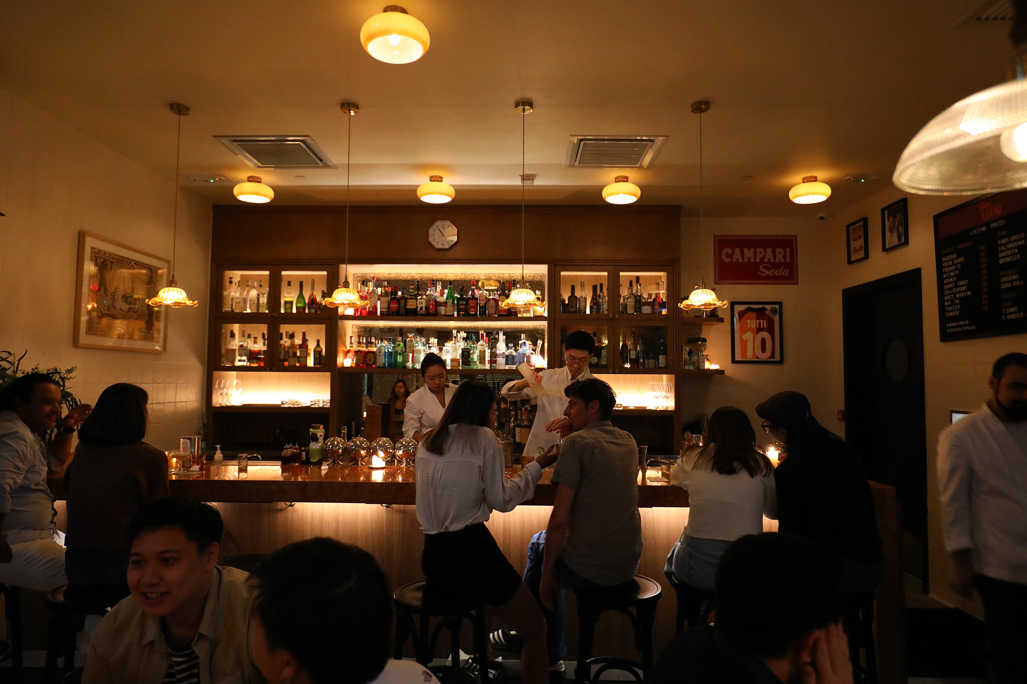 「Bar Leone」刻意營造社區酒吧的親切感與輕鬆氣氛。