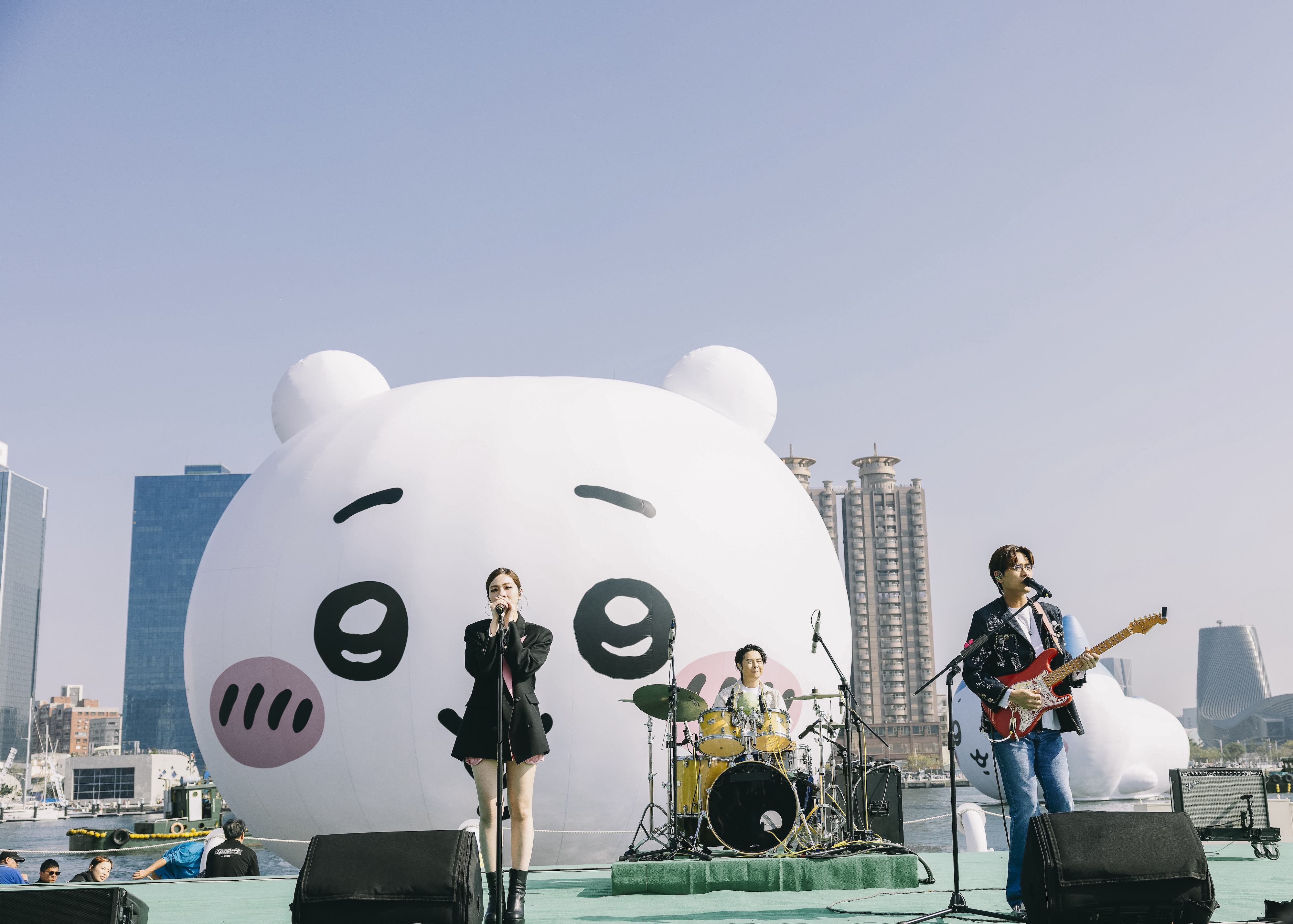 告五人今(25日)在高流與吉伊卡哇重磅合體,邀破萬歌迷一起”趣”高雄討吉利。(相信音樂提供)