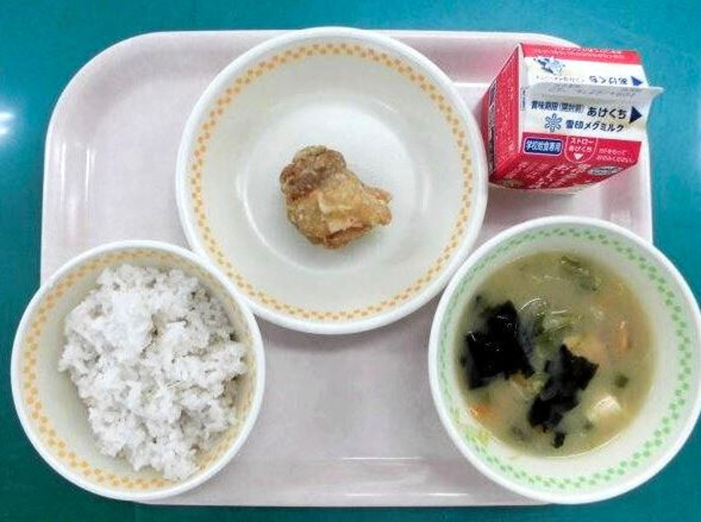 在物價高漲的壓力下，日本各地學校午餐的「貧弱菜色」時常成為社群媒體熱議焦點。（翻攝畫面）