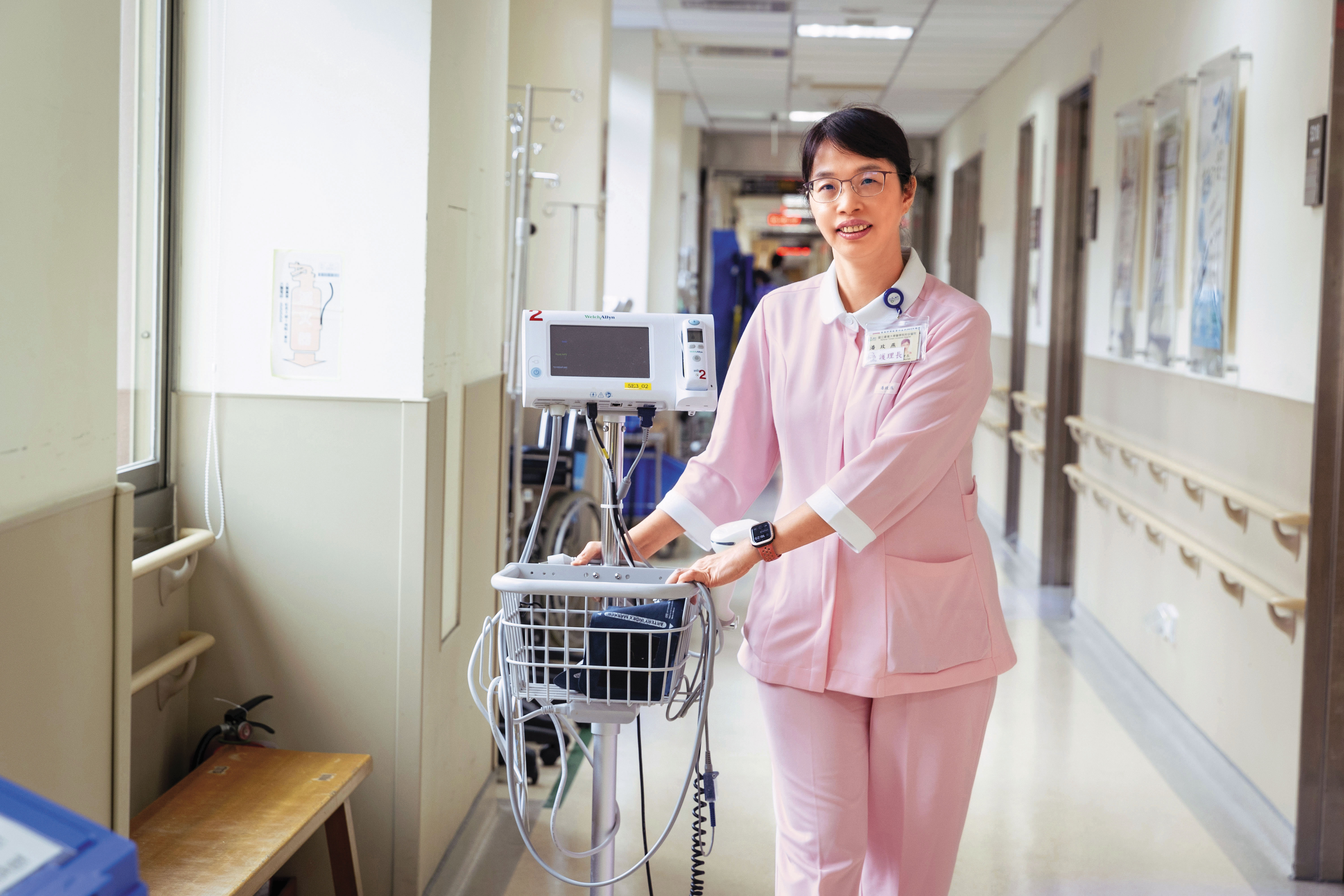 疫情爆發時，潘玫燕為COVID-19專責病房護理長，當時賈永婕募資捐贈的高流量氧氣鼻導管全配系統，至今仍在使用。