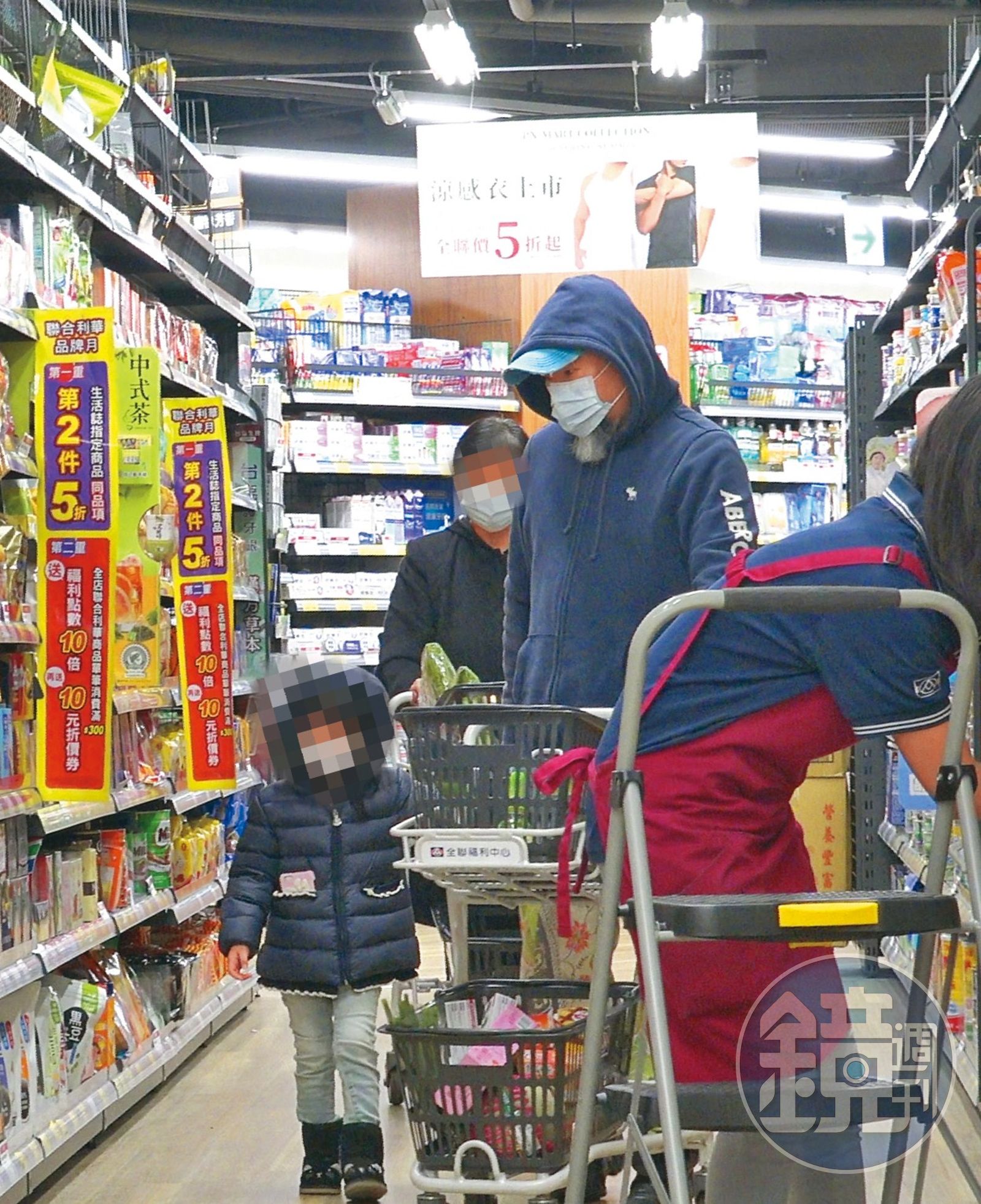 在採買過程中，辛龍和一名婦人各推一輛購物車開始血拚，他全程緊牽家人，洋溢著滿滿的天倫之情